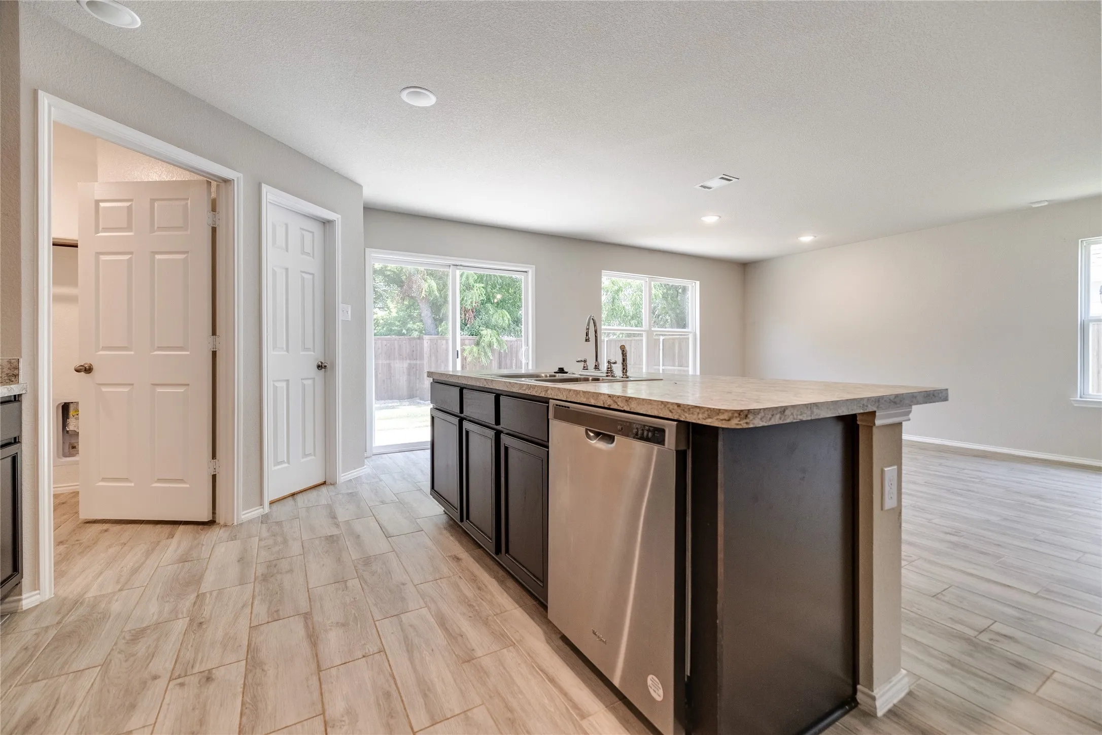 Single Family Residence For Sale in Kaufman County , 115 Rock Creek, Terrell, Texas 75160, 3 Bedroom, 2 Bathroom, 2 Garage spaces, 1,305 Sqft, built in 2022, mls#21340072, Real Estate Agent in Terrell, Homes For Sale in Kaufman county, Homes For Sale in Terrell, Realtor in Terrell Texas, Real Estate Brokerage Independent Realty Texas, Luminita Cordes Realtor