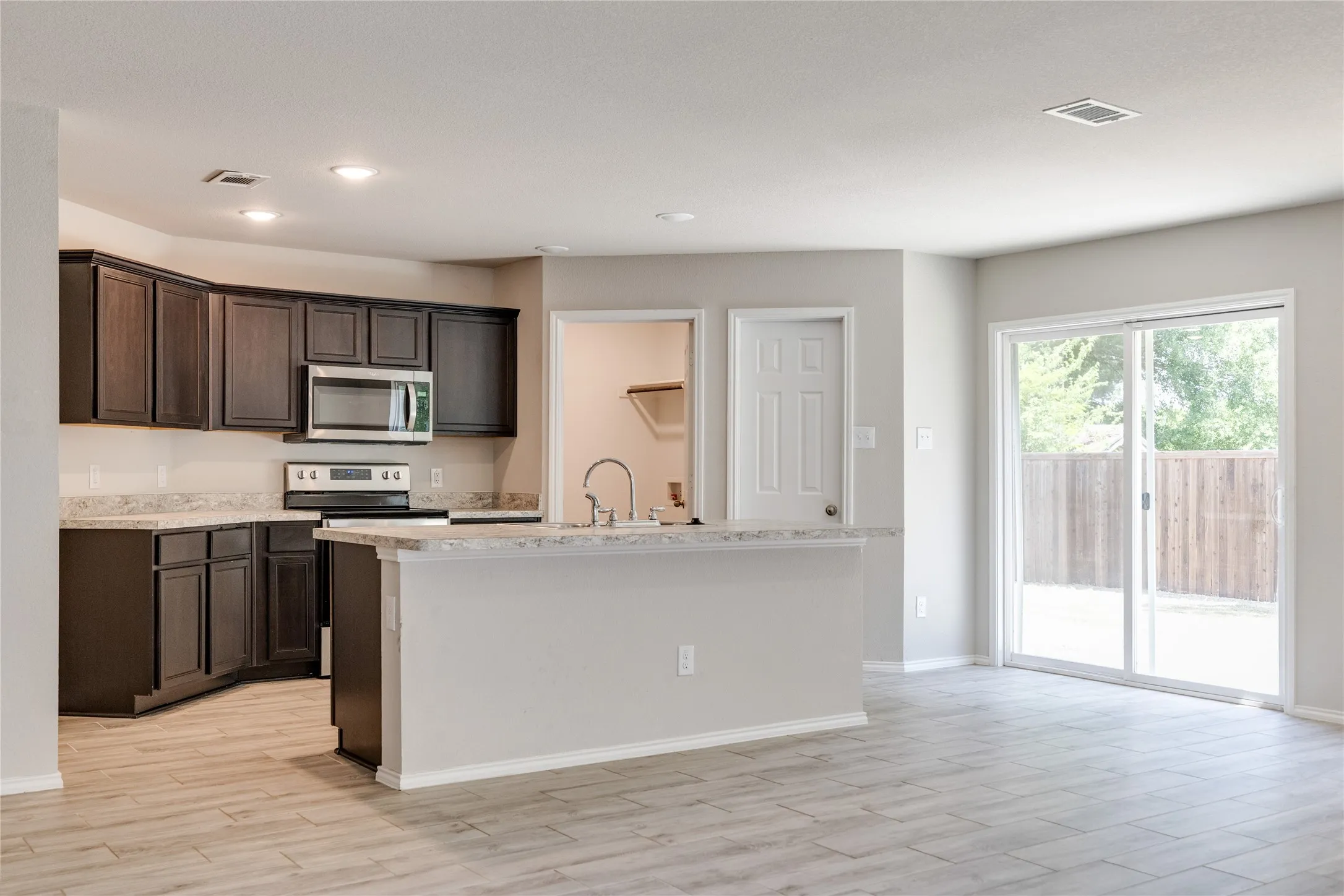 Single Family Residence For Sale in Kaufman County , 115 Rock Creek, Terrell, Texas 75160, 3 Bedroom, 2 Bathroom, 2 Garage spaces, 1,305 Sqft, built in 2022, mls#21340072, Real Estate Agent in Terrell, Homes For Sale in Kaufman county, Homes For Sale in Terrell, Realtor in Terrell Texas, Real Estate Brokerage Independent Realty Texas, Luminita Cordes Realtor
