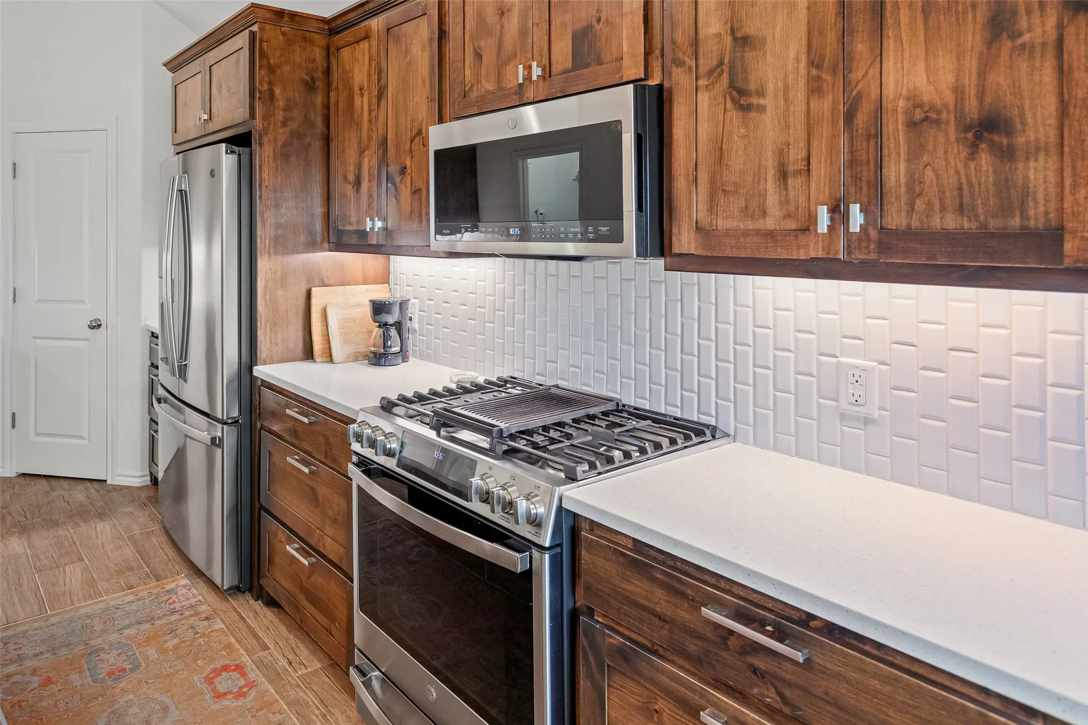 6 Burner Gas Range With Grill & Air Fryer Feature.