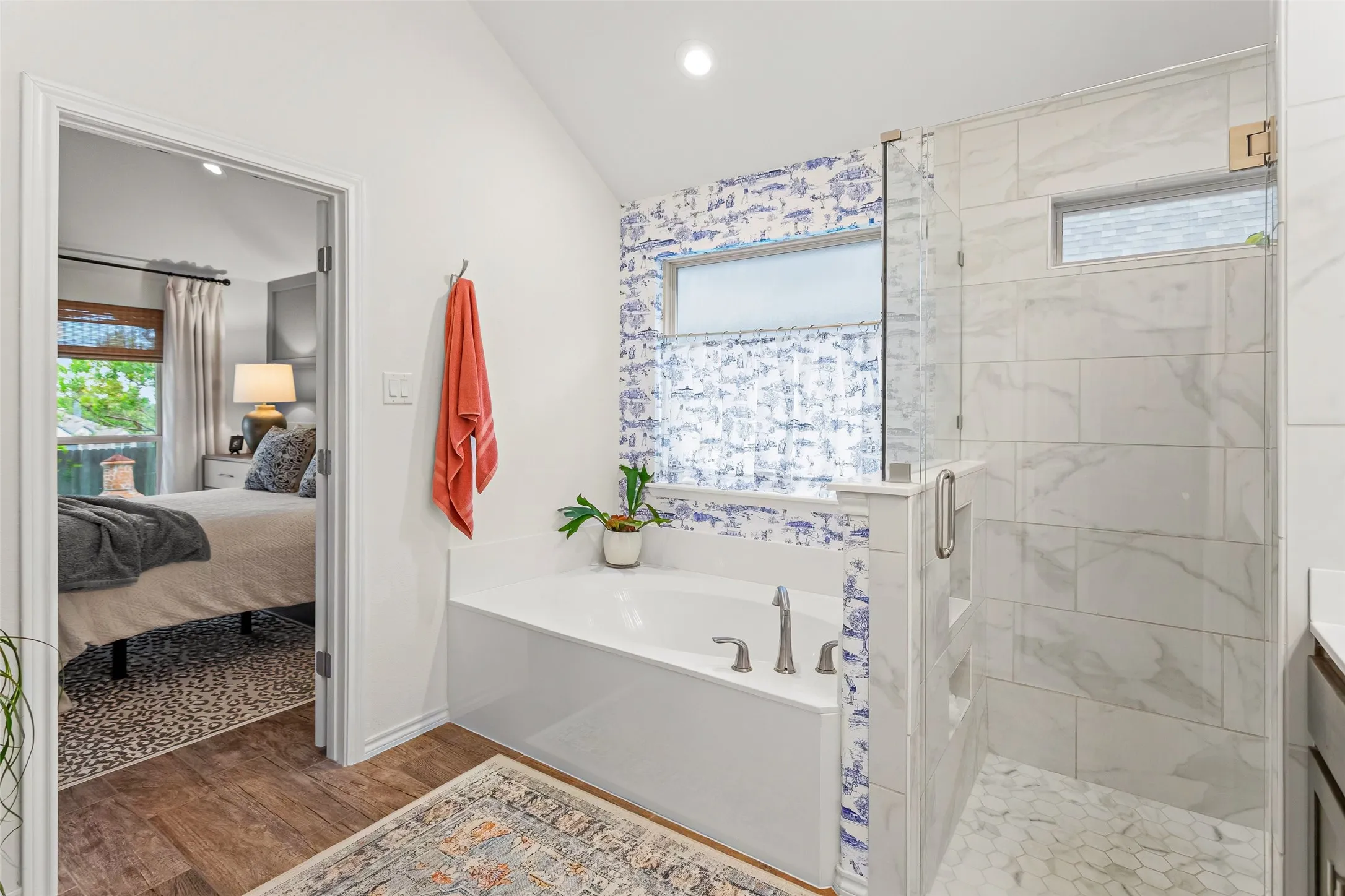 Garden Tub &
Separate Shower