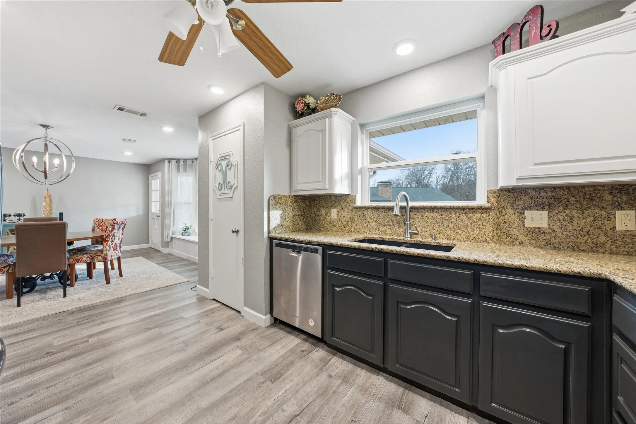 Single Family Residence For Sale in Henderson County , 111 Havenwood Drive, Enchanted Oaks, Texas 75156, 3 Bedroom, 2 Bathroom, 2 Garage spaces, 1,852 Sqft, built in 1990, mls#21341595, Real Estate Agent in Enchanted Oaks, Homes For Sale in Henderson county, Homes For Sale in Enchanted Oaks, Realtor in Enchanted Oaks Texas, Real Estate Brokerage Independent Realty Texas, Luminita Cordes Realtor