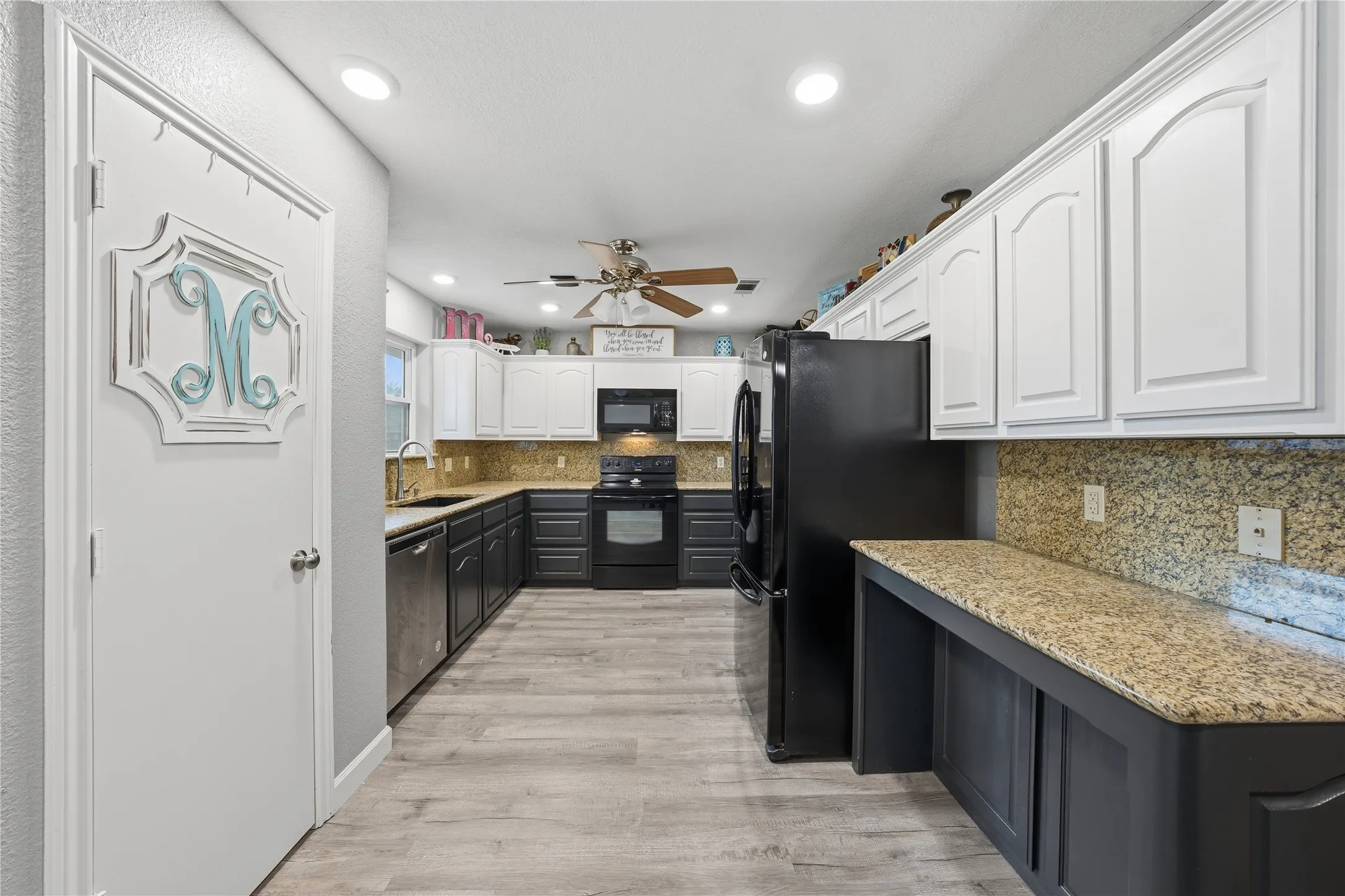 Single Family Residence For Sale in Henderson County , 111 Havenwood Drive, Enchanted Oaks, Texas 75156, 3 Bedroom, 2 Bathroom, 2 Garage spaces, 1,852 Sqft, built in 1990, mls#21341595, Real Estate Agent in Enchanted Oaks, Homes For Sale in Henderson county, Homes For Sale in Enchanted Oaks, Realtor in Enchanted Oaks Texas, Real Estate Brokerage Independent Realty Texas, Luminita Cordes Realtor