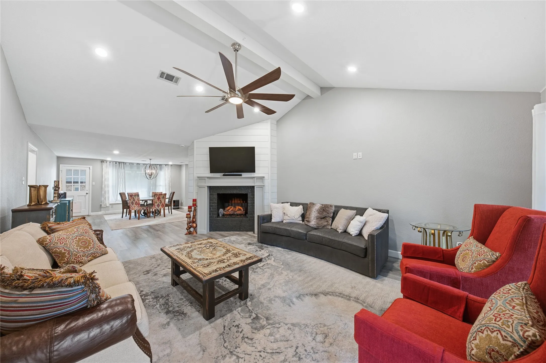 Single Family Residence For Sale in Henderson County , 111 Havenwood Drive, Enchanted Oaks, Texas 75156, 3 Bedroom, 2 Bathroom, 2 Garage spaces, 1,852 Sqft, built in 1990, mls#21341595, Real Estate Agent in Enchanted Oaks, Homes For Sale in Henderson county, Homes For Sale in Enchanted Oaks, Realtor in Enchanted Oaks Texas, Real Estate Brokerage Independent Realty Texas, Luminita Cordes Realtor