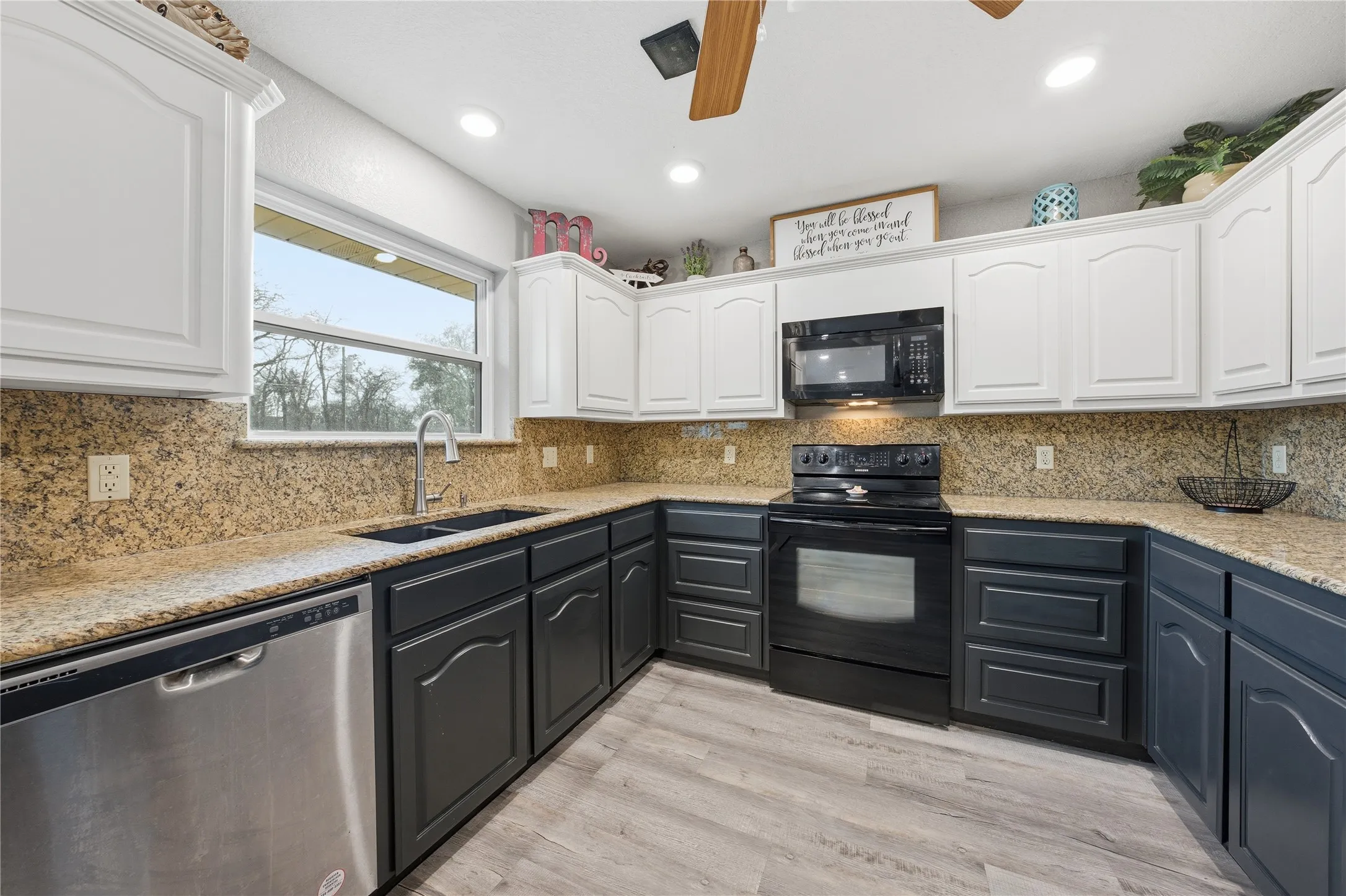 Single Family Residence For Sale in Henderson County , 111 Havenwood Drive, Enchanted Oaks, Texas 75156, 3 Bedroom, 2 Bathroom, 2 Garage spaces, 1,852 Sqft, built in 1990, mls#21341595, Real Estate Agent in Enchanted Oaks, Homes For Sale in Henderson county, Homes For Sale in Enchanted Oaks, Realtor in Enchanted Oaks Texas, Real Estate Brokerage Independent Realty Texas, Luminita Cordes Realtor
