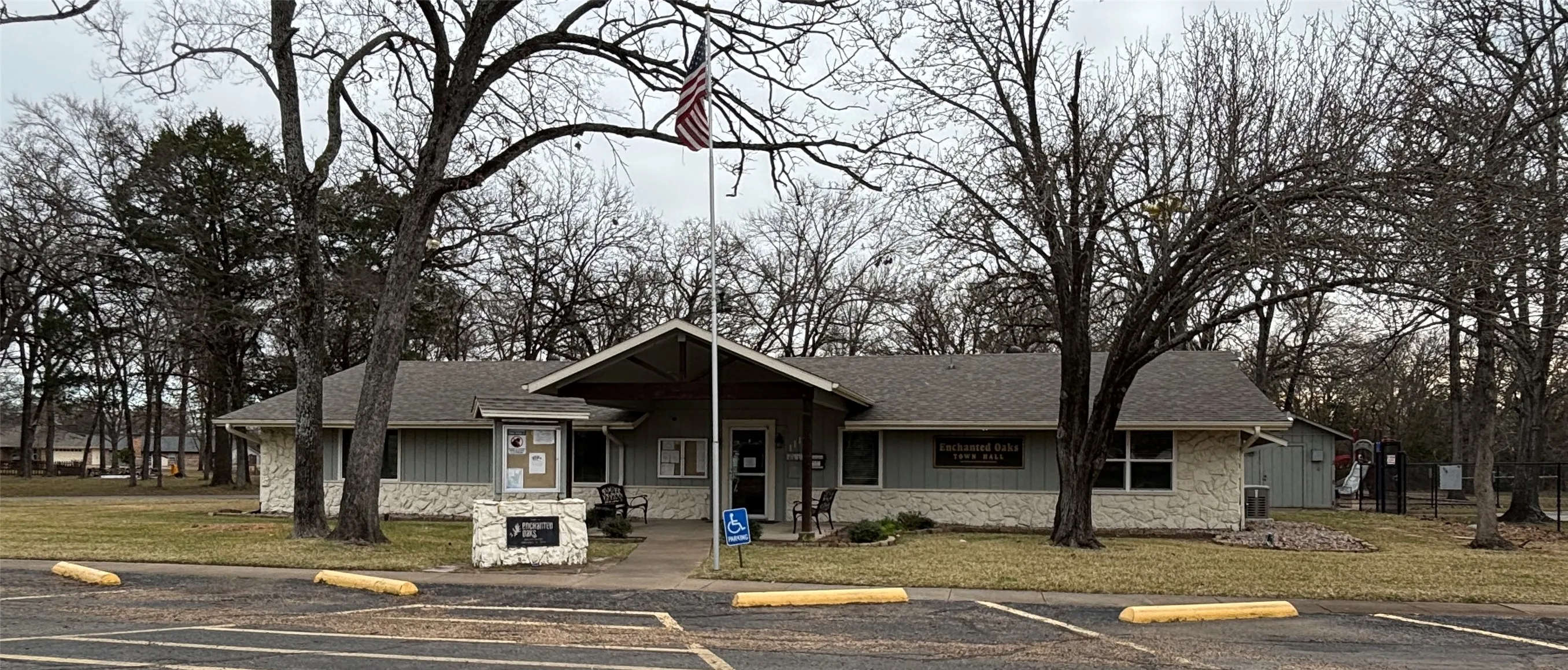 Single Family Residence For Sale in Henderson County , 111 Havenwood Drive, Enchanted Oaks, Texas 75156, 3 Bedroom, 2 Bathroom, 2 Garage spaces, 1,852 Sqft, built in 1990, mls#21341595, Real Estate Agent in Enchanted Oaks, Homes For Sale in Henderson county, Homes For Sale in Enchanted Oaks, Realtor in Enchanted Oaks Texas, Real Estate Brokerage Independent Realty Texas, Luminita Cordes Realtor