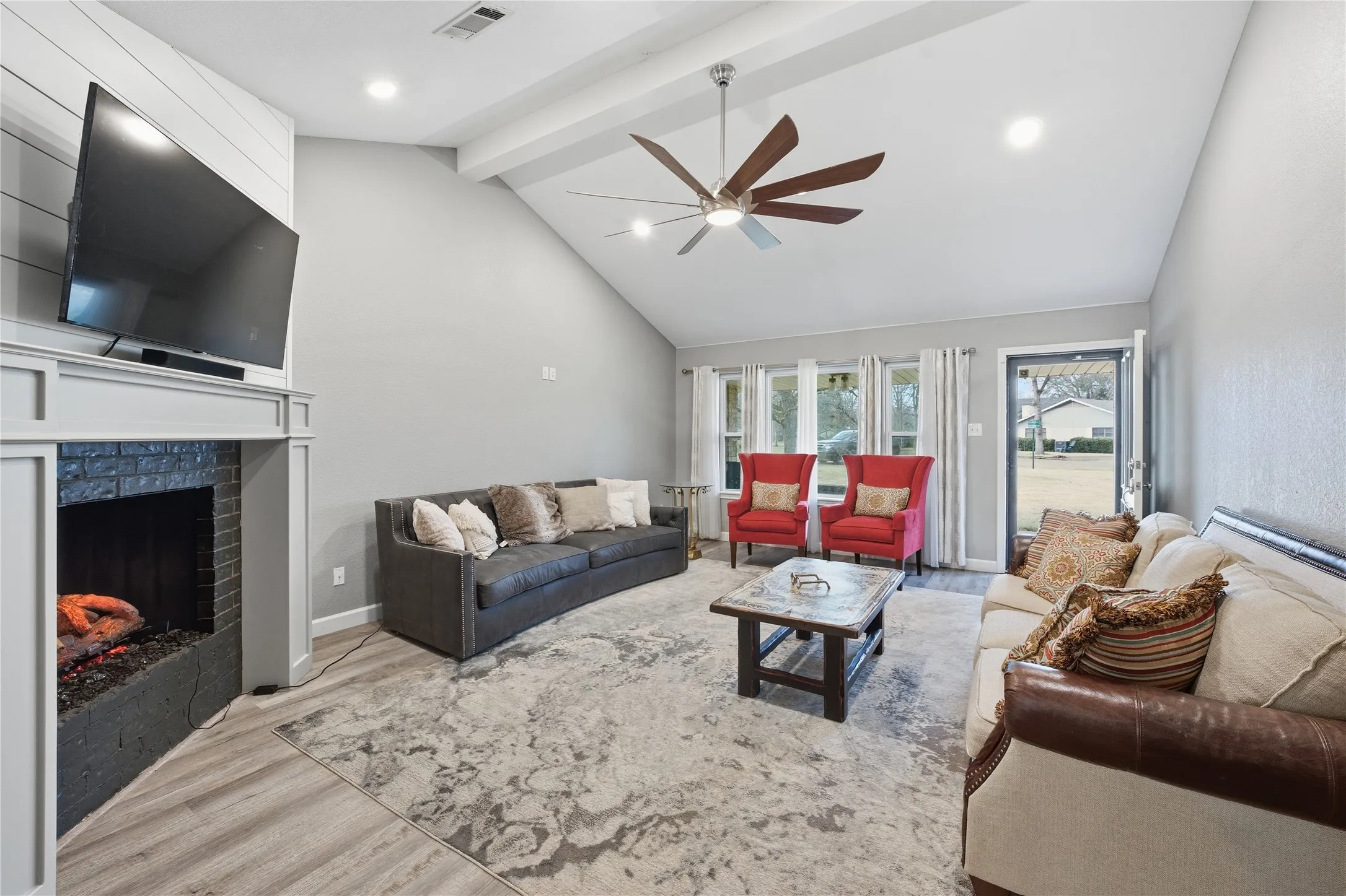Single Family Residence For Sale in Henderson County , 111 Havenwood Drive, Enchanted Oaks, Texas 75156, 3 Bedroom, 2 Bathroom, 2 Garage spaces, 1,852 Sqft, built in 1990, mls#21341595, Real Estate Agent in Enchanted Oaks, Homes For Sale in Henderson county, Homes For Sale in Enchanted Oaks, Realtor in Enchanted Oaks Texas, Real Estate Brokerage Independent Realty Texas, Luminita Cordes Realtor