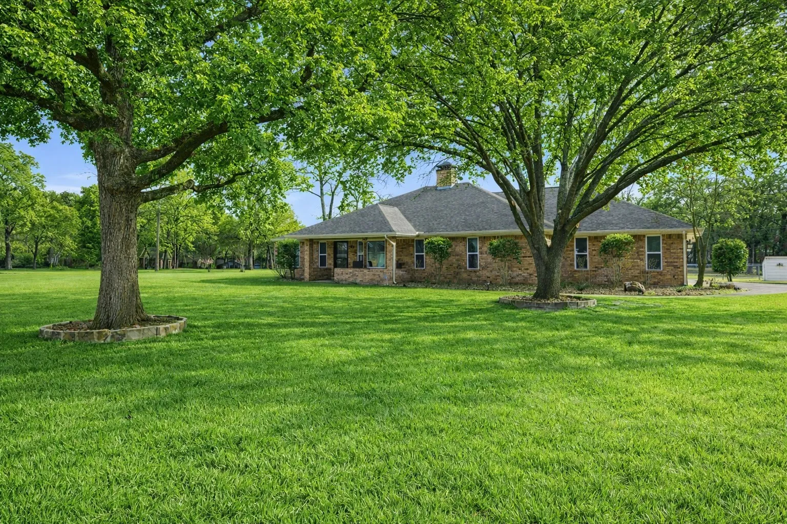 Single Family Residence For Sale in Henderson County , 111 Havenwood Drive, Enchanted Oaks, Texas 75156, 3 Bedroom, 2 Bathroom, 2 Garage spaces, 1,852 Sqft, built in 1990, mls#21341595, Real Estate Agent in Enchanted Oaks, Homes For Sale in Henderson county, Homes For Sale in Enchanted Oaks, Realtor in Enchanted Oaks Texas, Real Estate Brokerage Independent Realty Texas, Luminita Cordes Realtor