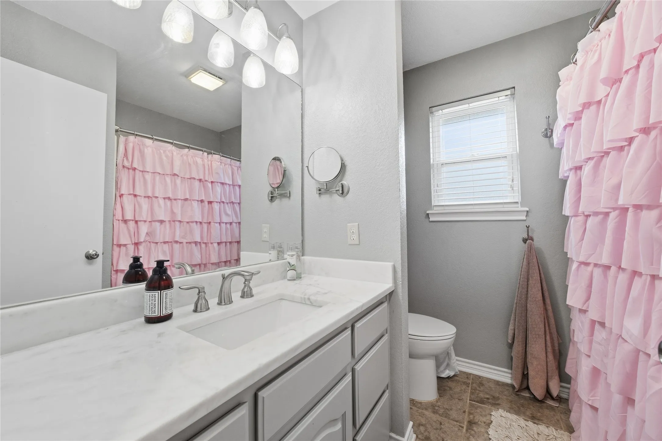 Single Family Residence For Sale in Henderson County , 111 Havenwood Drive, Enchanted Oaks, Texas 75156, 3 Bedroom, 2 Bathroom, 2 Garage spaces, 1,852 Sqft, built in 1990, mls#21341595, Real Estate Agent in Enchanted Oaks, Homes For Sale in Henderson county, Homes For Sale in Enchanted Oaks, Realtor in Enchanted Oaks Texas, Real Estate Brokerage Independent Realty Texas, Luminita Cordes Realtor