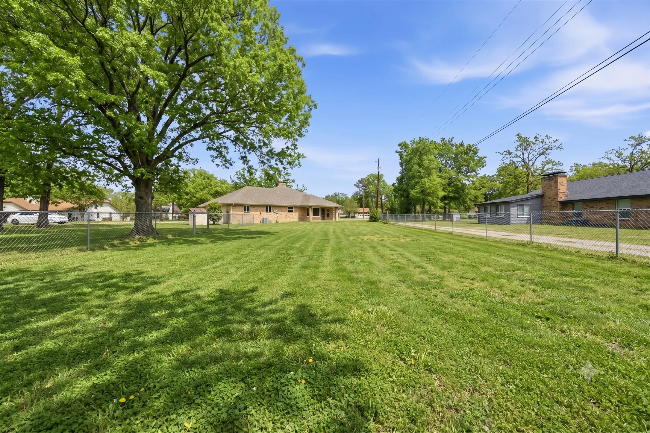 Single Family Residence For Sale in Henderson County , 111 Havenwood Drive, Enchanted Oaks, Texas 75156, 3 Bedroom, 2 Bathroom, 2 Garage spaces, 1,852 Sqft, built in 1990, mls#21341595, Real Estate Agent in Enchanted Oaks, Homes For Sale in Henderson county, Homes For Sale in Enchanted Oaks, Realtor in Enchanted Oaks Texas, Real Estate Brokerage Independent Realty Texas, Luminita Cordes Realtor