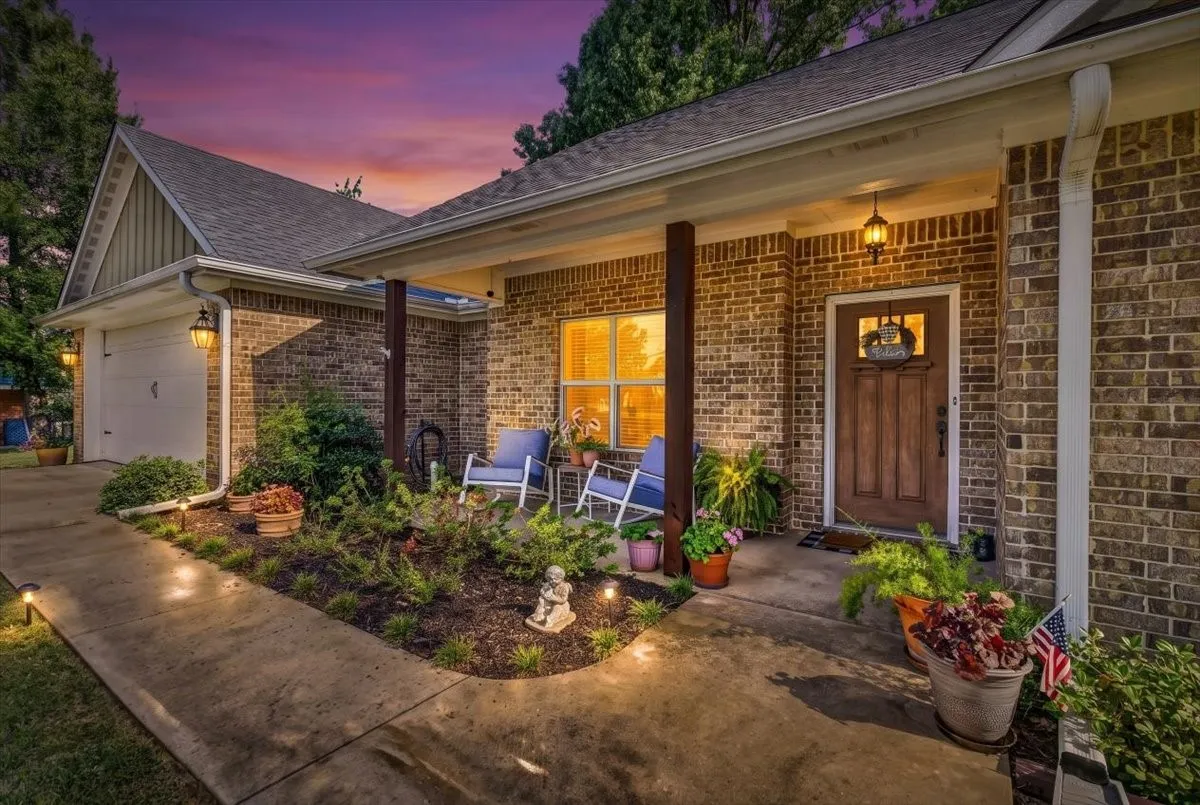 Single Family Residence For Sale in Van Zandt County , 424 E Pennsylvania Avenue, Van, Texas 75790, 3 Bedroom, 2 Bathroom, 2 Garage spaces, 1,726 Sqft, built in 2018, mls#21341688, Real Estate Agent in Van, Homes For Sale in Van Zandt county, Homes For Sale in Van, Realtor in Van Texas, Real Estate Brokerage Independent Realty Texas, Luminita Cordes Realtor