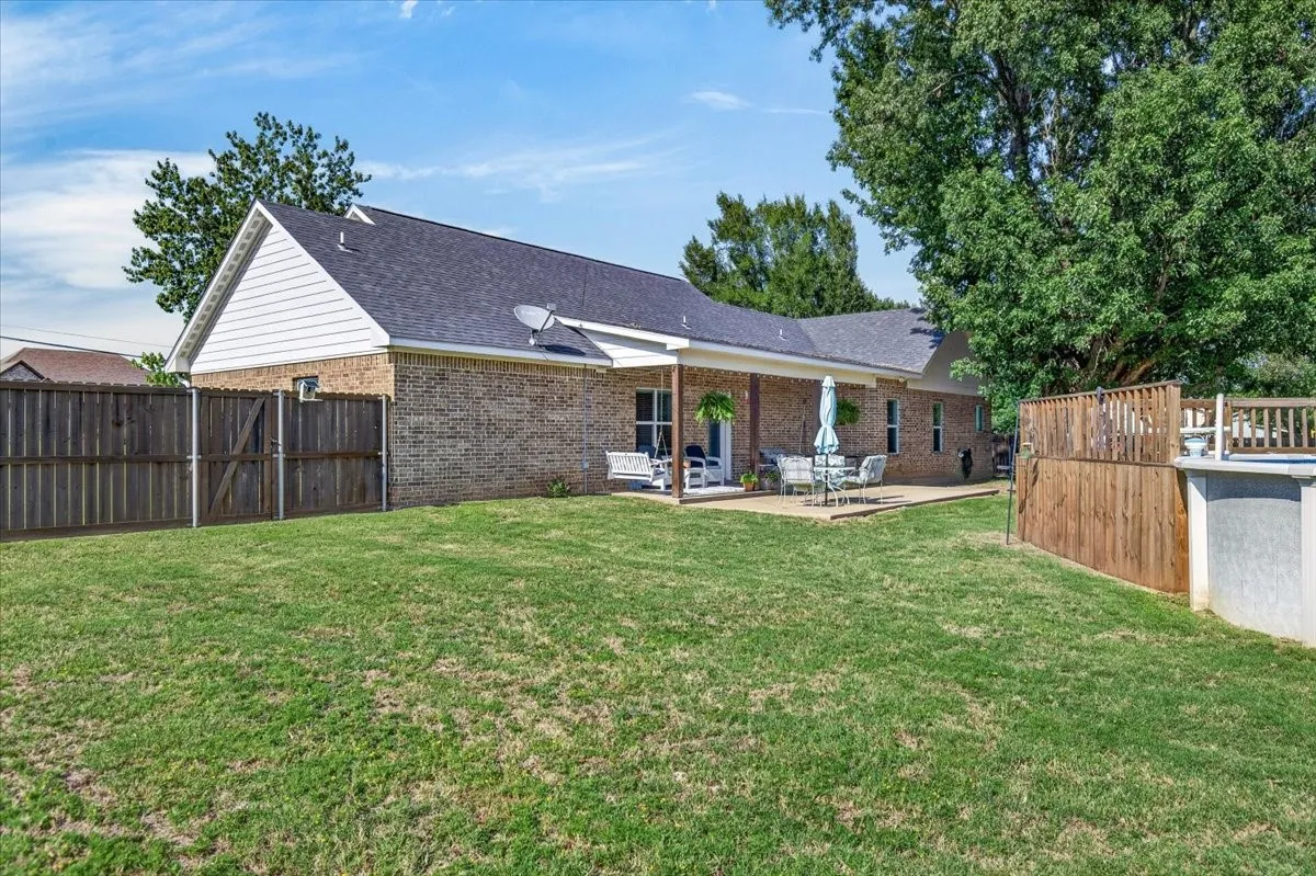 Single Family Residence For Sale in Van Zandt County , 424 E Pennsylvania Avenue, Van, Texas 75790, 3 Bedroom, 2 Bathroom, 2 Garage spaces, 1,726 Sqft, built in 2018, mls#21341688, Real Estate Agent in Van, Homes For Sale in Van Zandt county, Homes For Sale in Van, Realtor in Van Texas, Real Estate Brokerage Independent Realty Texas, Luminita Cordes Realtor