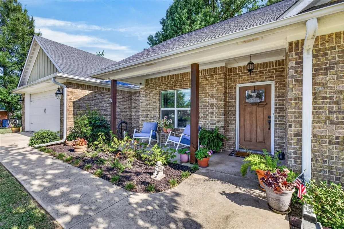Single Family Residence For Sale in Van Zandt County , 424 E Pennsylvania Avenue, Van, Texas 75790, 3 Bedroom, 2 Bathroom, 2 Garage spaces, 1,726 Sqft, built in 2018, mls#21341688, Real Estate Agent in Van, Homes For Sale in Van Zandt county, Homes For Sale in Van, Realtor in Van Texas, Real Estate Brokerage Independent Realty Texas, Luminita Cordes Realtor