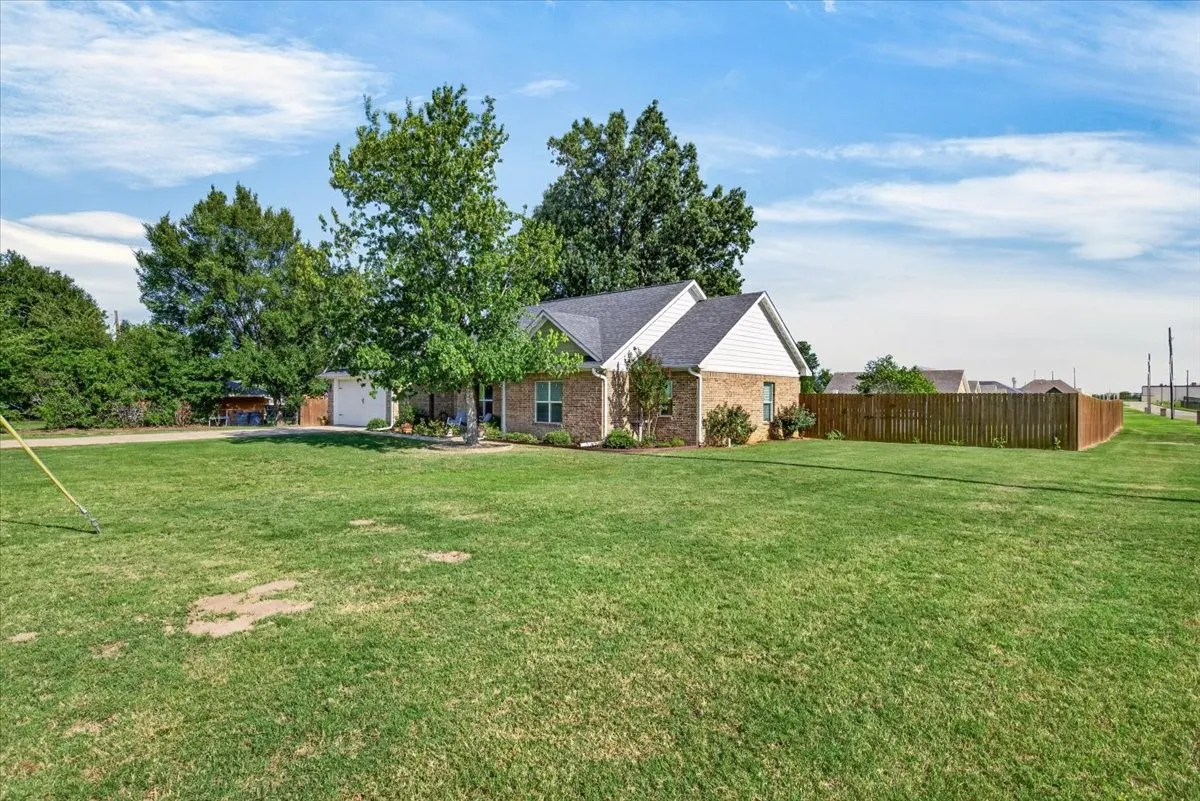 Single Family Residence For Sale in Van Zandt County , 424 E Pennsylvania Avenue, Van, Texas 75790, 3 Bedroom, 2 Bathroom, 2 Garage spaces, 1,726 Sqft, built in 2018, mls#21341688, Real Estate Agent in Van, Homes For Sale in Van Zandt county, Homes For Sale in Van, Realtor in Van Texas, Real Estate Brokerage Independent Realty Texas, Luminita Cordes Realtor
