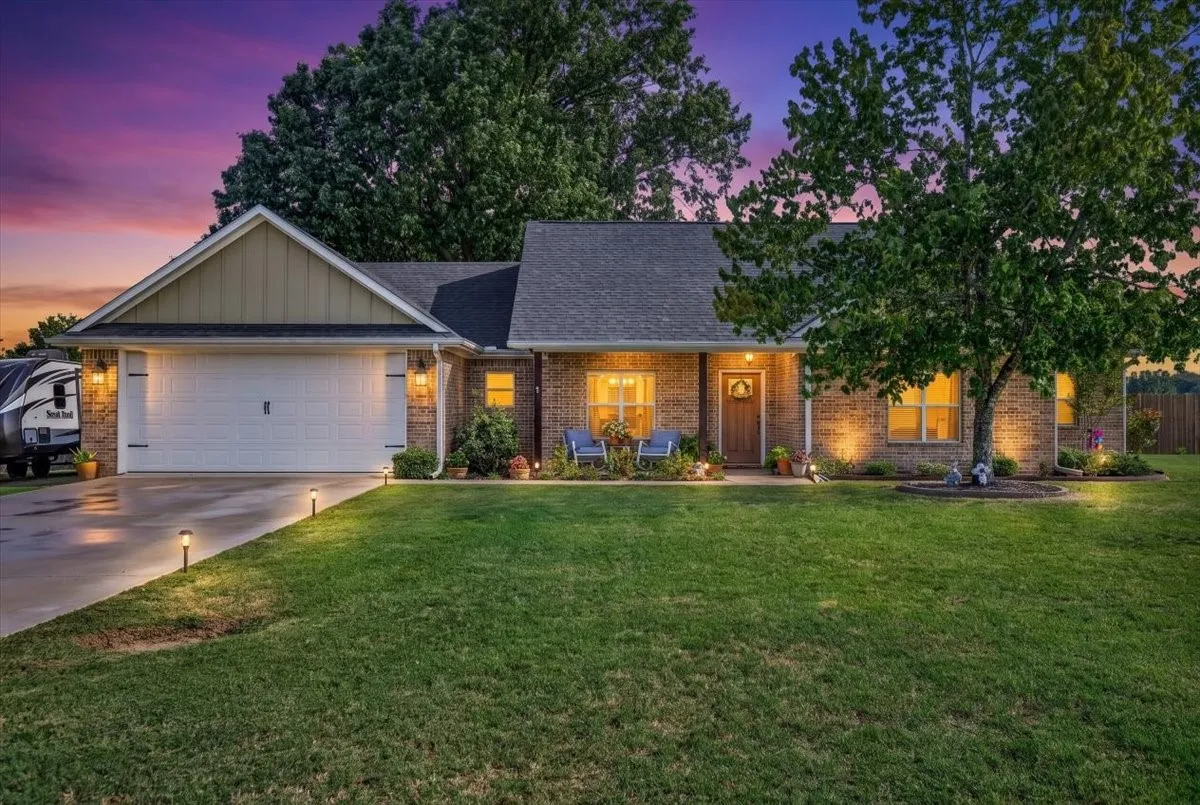Single Family Residence For Sale in Van Zandt County , 424 E Pennsylvania Avenue, Van, Texas 75790, 3 Bedroom, 2 Bathroom, 2 Garage spaces, 1,726 Sqft, built in 2018, mls#21341688, Real Estate Agent in Van, Homes For Sale in Van Zandt county, Homes For Sale in Van, Realtor in Van Texas, Real Estate Brokerage Independent Realty Texas, Luminita Cordes Realtor