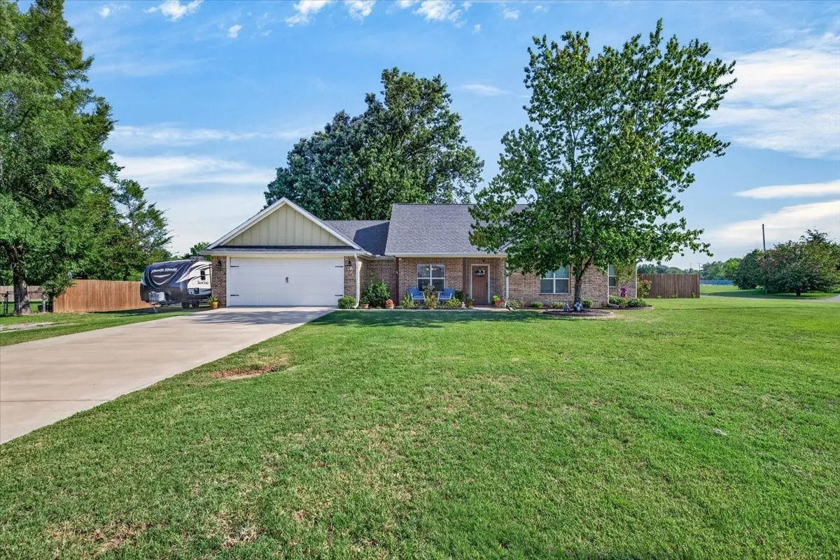 Single Family Residence For Sale in Van Zandt County , 424 E Pennsylvania Avenue, Van, Texas 75790, 3 Bedroom, 2 Bathroom, 2 Garage spaces, 1,726 Sqft, built in 2018, mls#21341688, Real Estate Agent in Van, Homes For Sale in Van Zandt county, Homes For Sale in Van, Realtor in Van Texas, Real Estate Brokerage Independent Realty Texas, Luminita Cordes Realtor