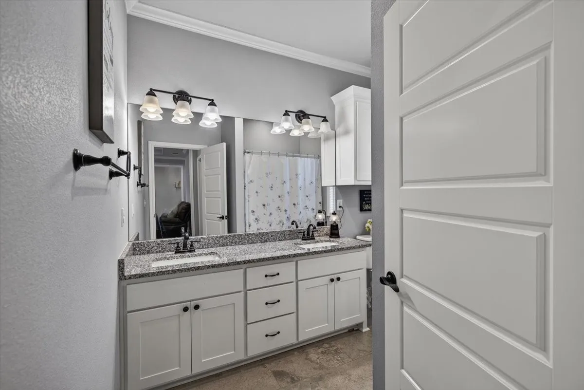 Single Family Residence For Sale in Van Zandt County , 424 E Pennsylvania Avenue, Van, Texas 75790, 3 Bedroom, 2 Bathroom, 2 Garage spaces, 1,726 Sqft, built in 2018, mls#21341688, Real Estate Agent in Van, Homes For Sale in Van Zandt county, Homes For Sale in Van, Realtor in Van Texas, Real Estate Brokerage Independent Realty Texas, Luminita Cordes Realtor