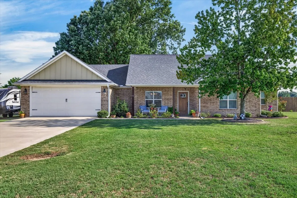 Single Family Residence For Sale in Van Zandt County , 424 E Pennsylvania Avenue, Van, Texas 75790, 3 Bedroom, 2 Bathroom, 2 Garage spaces, 1,726 Sqft, built in 2018, mls#21341688, Real Estate Agent in Van, Homes For Sale in Van Zandt county, Homes For Sale in Van, Realtor in Van Texas, Real Estate Brokerage Independent Realty Texas, Luminita Cordes Realtor
