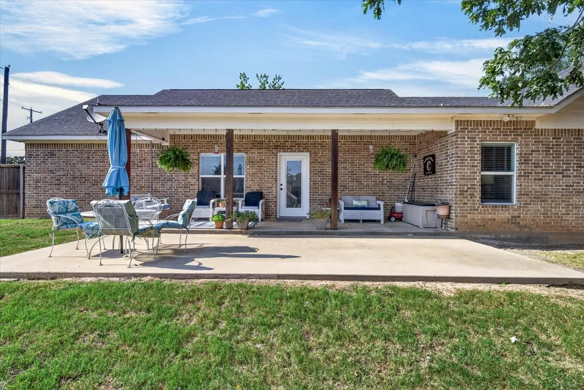 Single Family Residence For Sale in Van Zandt County , 424 E Pennsylvania Avenue, Van, Texas 75790, 3 Bedroom, 2 Bathroom, 2 Garage spaces, 1,726 Sqft, built in 2018, mls#21341688, Real Estate Agent in Van, Homes For Sale in Van Zandt county, Homes For Sale in Van, Realtor in Van Texas, Real Estate Brokerage Independent Realty Texas, Luminita Cordes Realtor