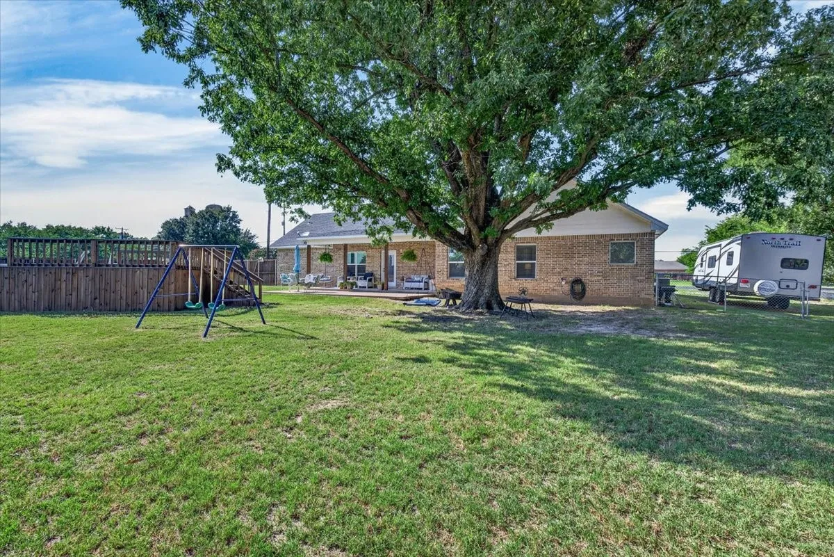 Single Family Residence For Sale in Van Zandt County , 424 E Pennsylvania Avenue, Van, Texas 75790, 3 Bedroom, 2 Bathroom, 2 Garage spaces, 1,726 Sqft, built in 2018, mls#21341688, Real Estate Agent in Van, Homes For Sale in Van Zandt county, Homes For Sale in Van, Realtor in Van Texas, Real Estate Brokerage Independent Realty Texas, Luminita Cordes Realtor