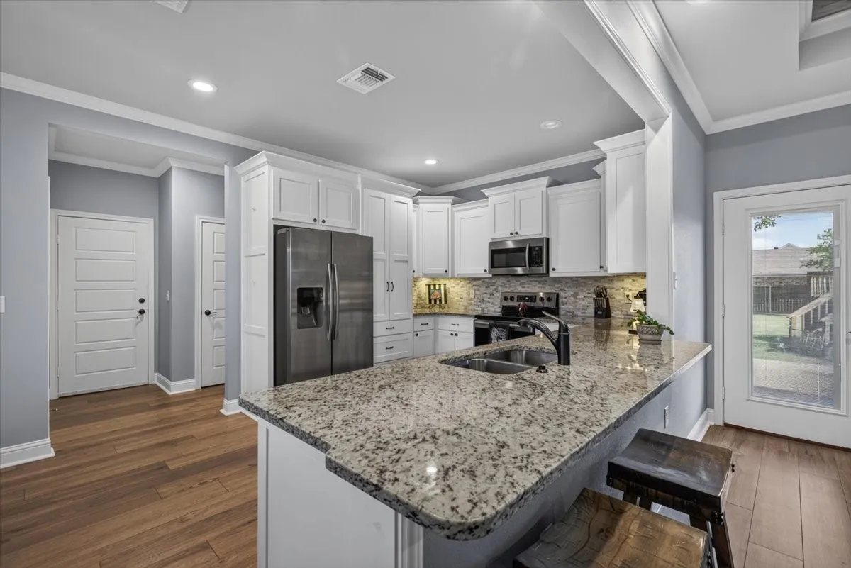 Single Family Residence For Sale in Van Zandt County , 424 E Pennsylvania Avenue, Van, Texas 75790, 3 Bedroom, 2 Bathroom, 2 Garage spaces, 1,726 Sqft, built in 2018, mls#21341688, Real Estate Agent in Van, Homes For Sale in Van Zandt county, Homes For Sale in Van, Realtor in Van Texas, Real Estate Brokerage Independent Realty Texas, Luminita Cordes Realtor