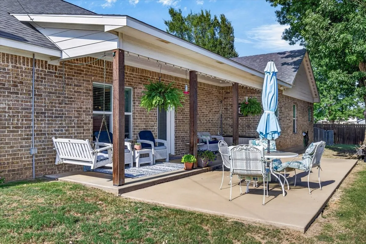 Single Family Residence For Sale in Van Zandt County , 424 E Pennsylvania Avenue, Van, Texas 75790, 3 Bedroom, 2 Bathroom, 2 Garage spaces, 1,726 Sqft, built in 2018, mls#21341688, Real Estate Agent in Van, Homes For Sale in Van Zandt county, Homes For Sale in Van, Realtor in Van Texas, Real Estate Brokerage Independent Realty Texas, Luminita Cordes Realtor