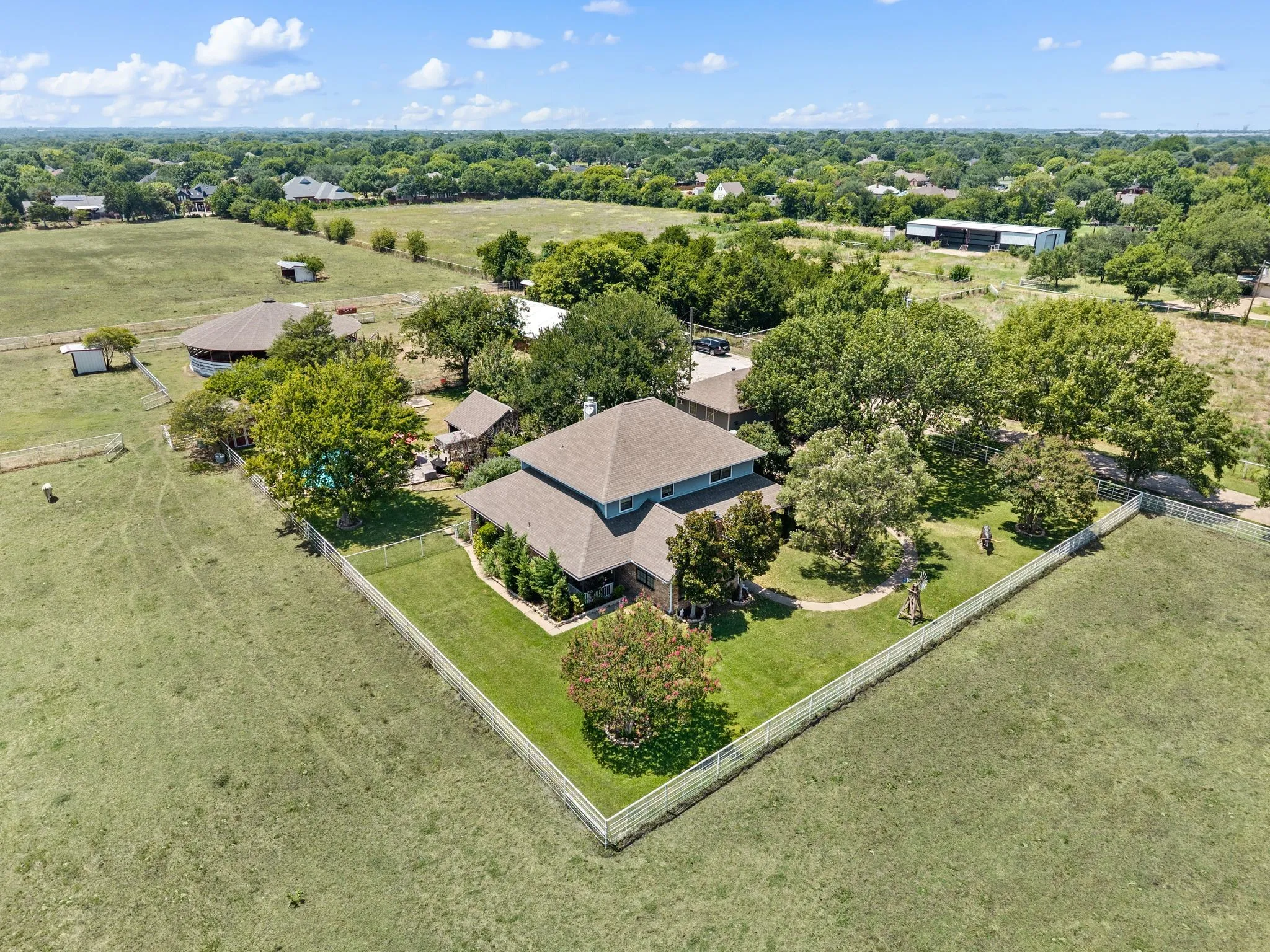 Single Family Residence For Sale in Ellis County , 617 Malloy Lane, Ovilla, Texas 75154, 4 Bedroom, 3 Bathroom, Garage spaces, 3,374 Sqft, built in 1983, mls#21340925, Real Estate Agent in Ovilla, Homes For Sale in Ellis county, Homes For Sale in Ovilla, Realtor in Ovilla Texas, Real Estate Brokerage Independent Realty Texas, Luminita Cordes Realtor