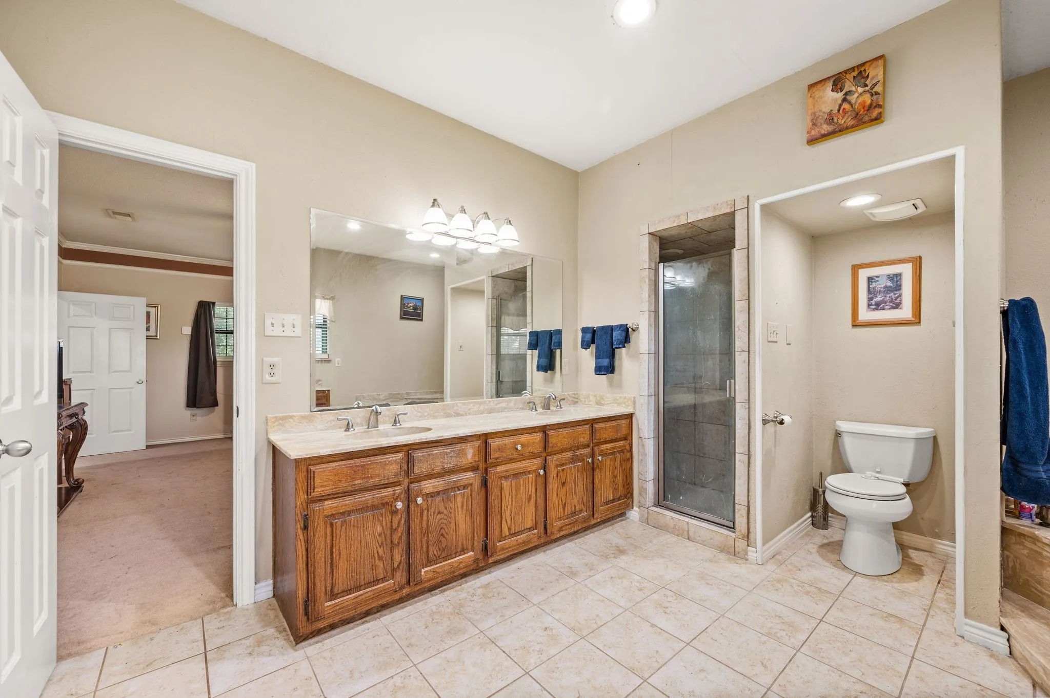 Dual sinks in primary bath