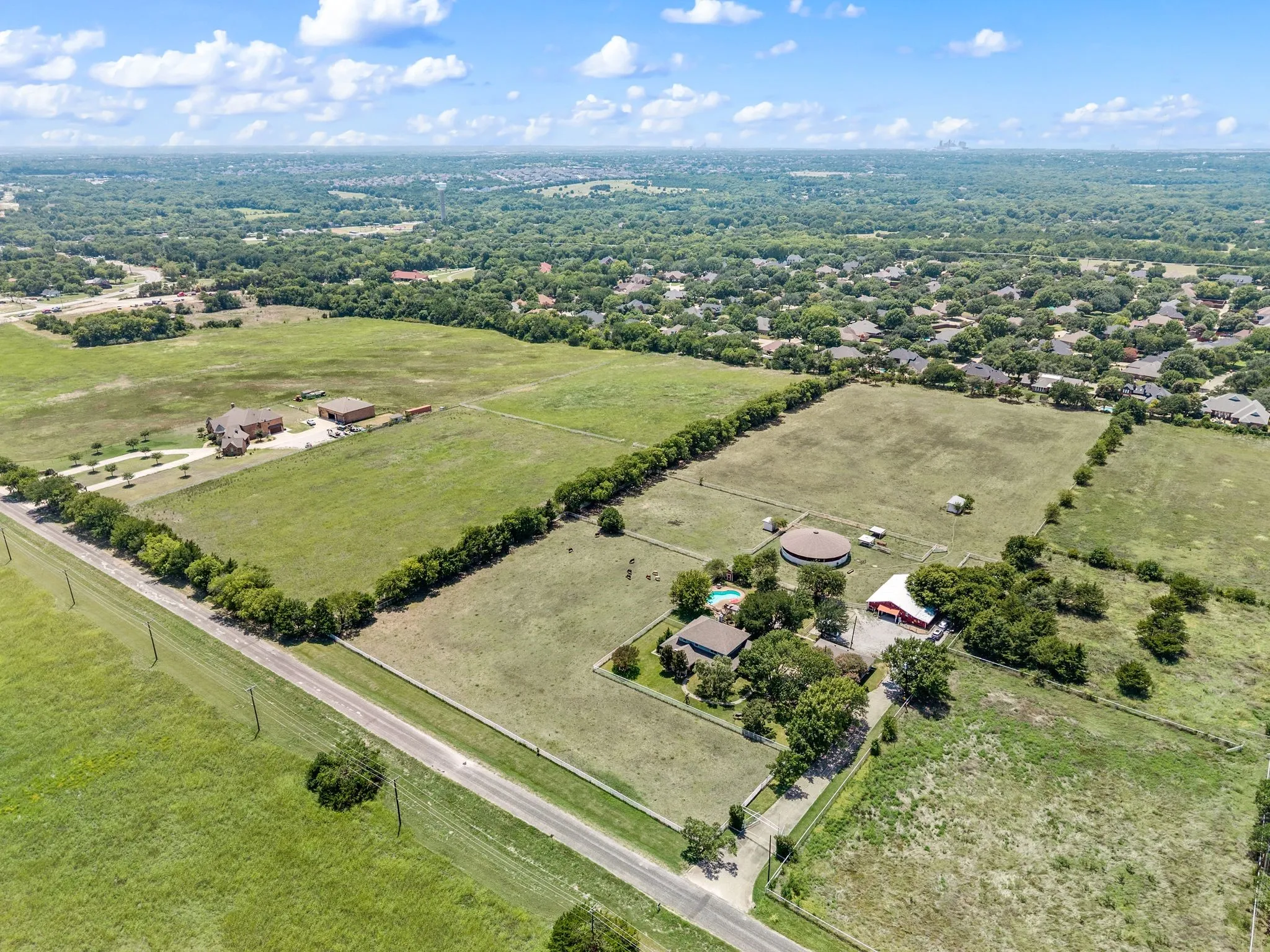 Single Family Residence For Sale in Ellis County , 617 Malloy Lane, Ovilla, Texas 75154, 4 Bedroom, 3 Bathroom, Garage spaces, 3,374 Sqft, built in 1983, mls#21340925, Real Estate Agent in Ovilla, Homes For Sale in Ellis county, Homes For Sale in Ovilla, Realtor in Ovilla Texas, Real Estate Brokerage Independent Realty Texas, Luminita Cordes Realtor