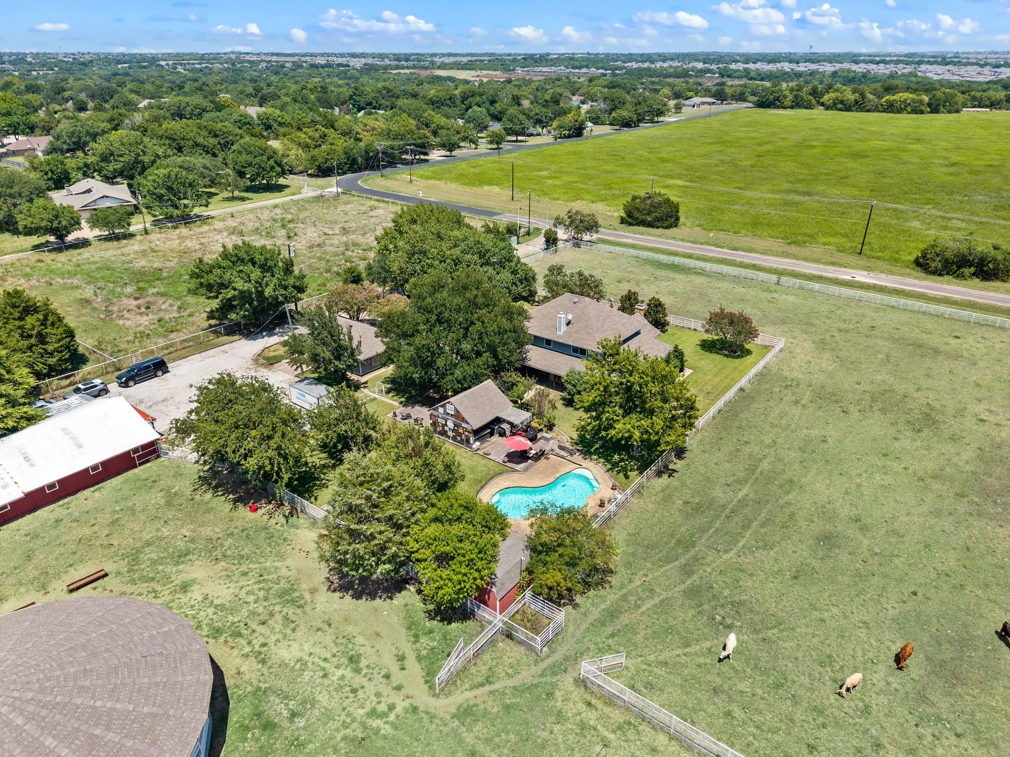 Single Family Residence For Sale in Ellis County , 617 Malloy Lane, Ovilla, Texas 75154, 4 Bedroom, 3 Bathroom, Garage spaces, 3,374 Sqft, built in 1983, mls#21340925, Real Estate Agent in Ovilla, Homes For Sale in Ellis county, Homes For Sale in Ovilla, Realtor in Ovilla Texas, Real Estate Brokerage Independent Realty Texas, Luminita Cordes Realtor