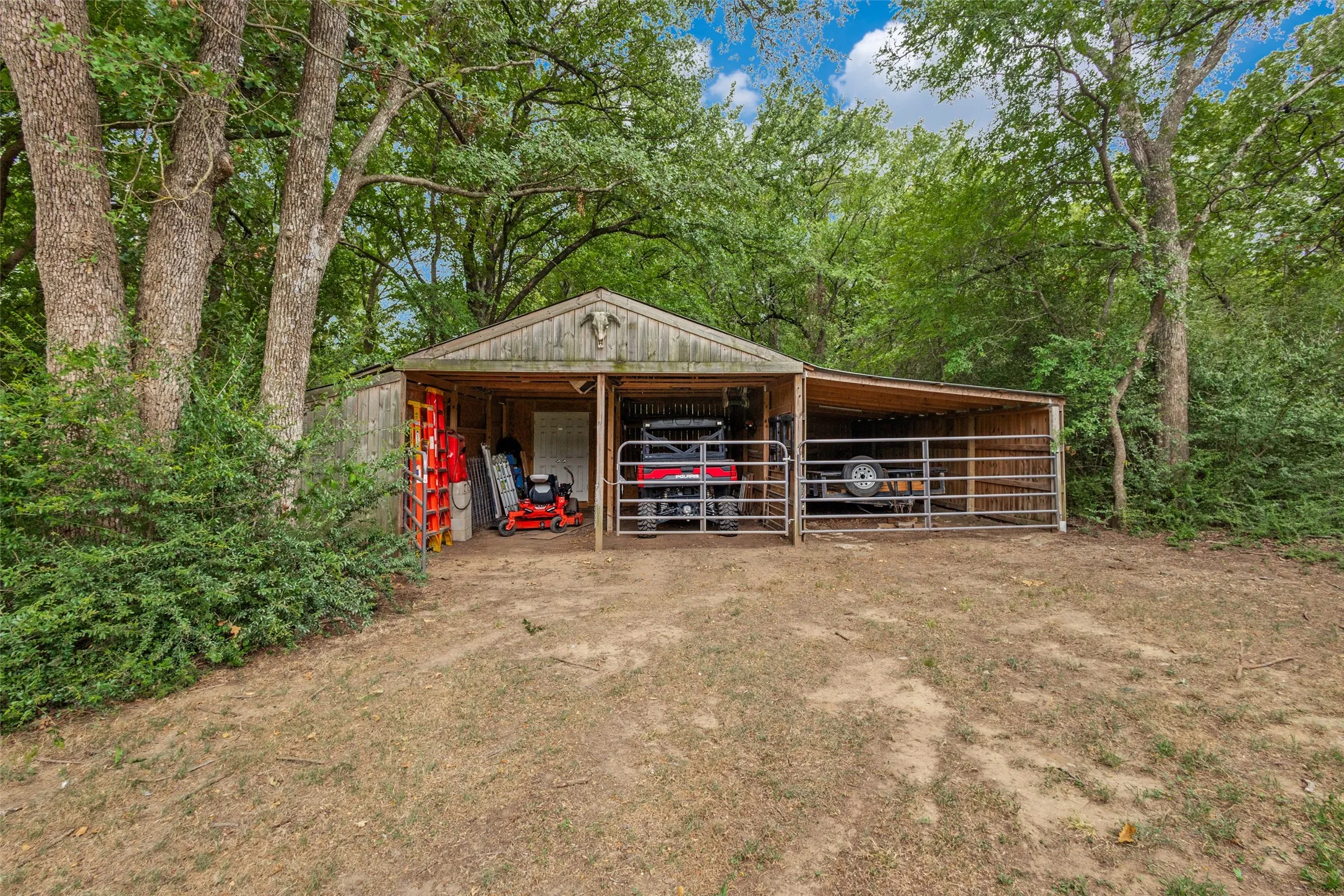 Single Family Residence For Sale in Denton County , 8140 Steeplechase Circle, Argyle, Texas 76226, 4 Bedroom, 5 Bathroom, 3 Garage spaces, 3,247 Sqft, built in 2002, mls#21341626, Real Estate Agent in Argyle, Homes For Sale in Denton county, Homes For Sale in Argyle, Realtor in Argyle Texas, Real Estate Brokerage Independent Realty Texas, Luminita Cordes Realtor