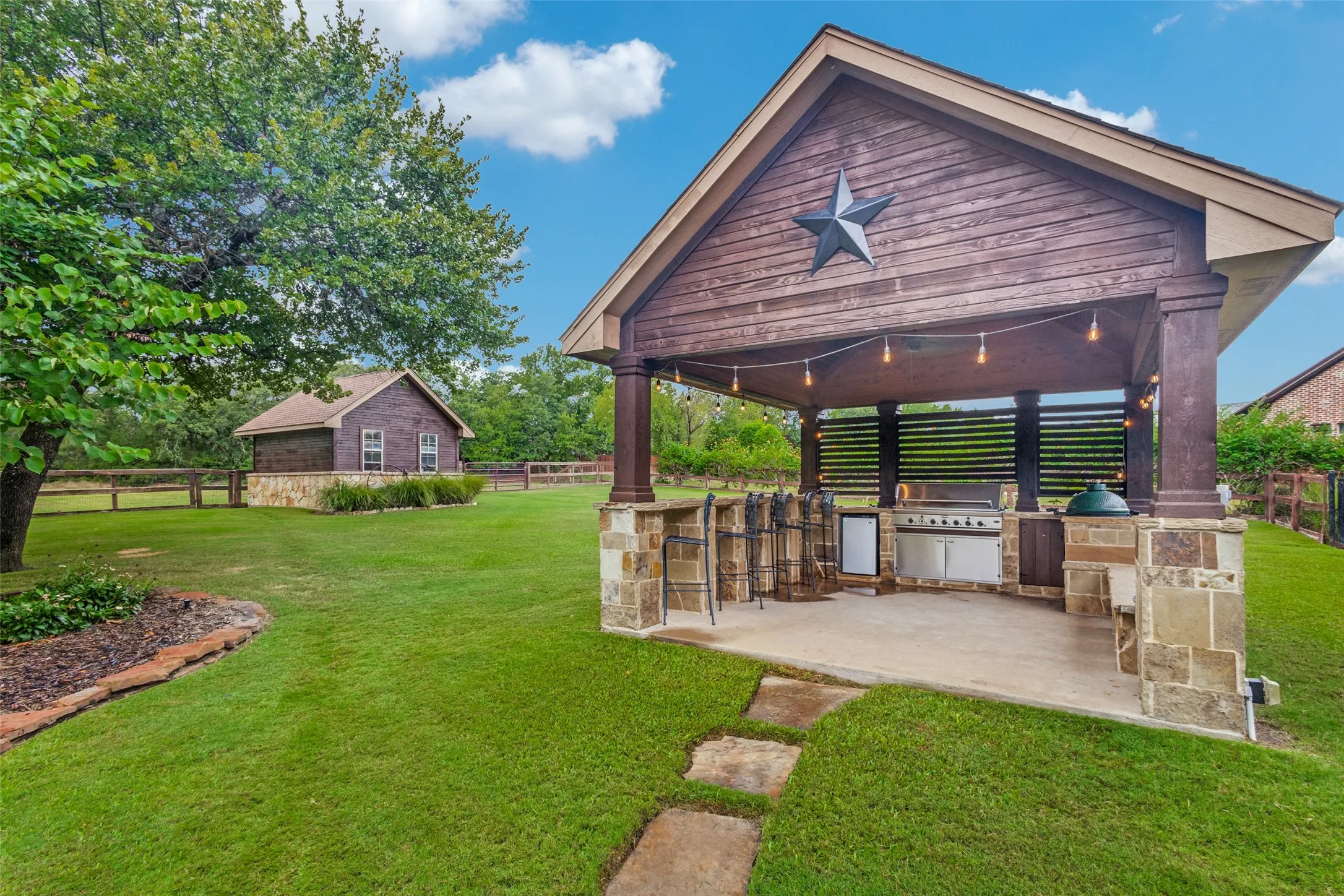 Single Family Residence For Sale in Denton County , 8140 Steeplechase Circle, Argyle, Texas 76226, 4 Bedroom, 5 Bathroom, 3 Garage spaces, 3,247 Sqft, built in 2002, mls#21341626, Real Estate Agent in Argyle, Homes For Sale in Denton county, Homes For Sale in Argyle, Realtor in Argyle Texas, Real Estate Brokerage Independent Realty Texas, Luminita Cordes Realtor