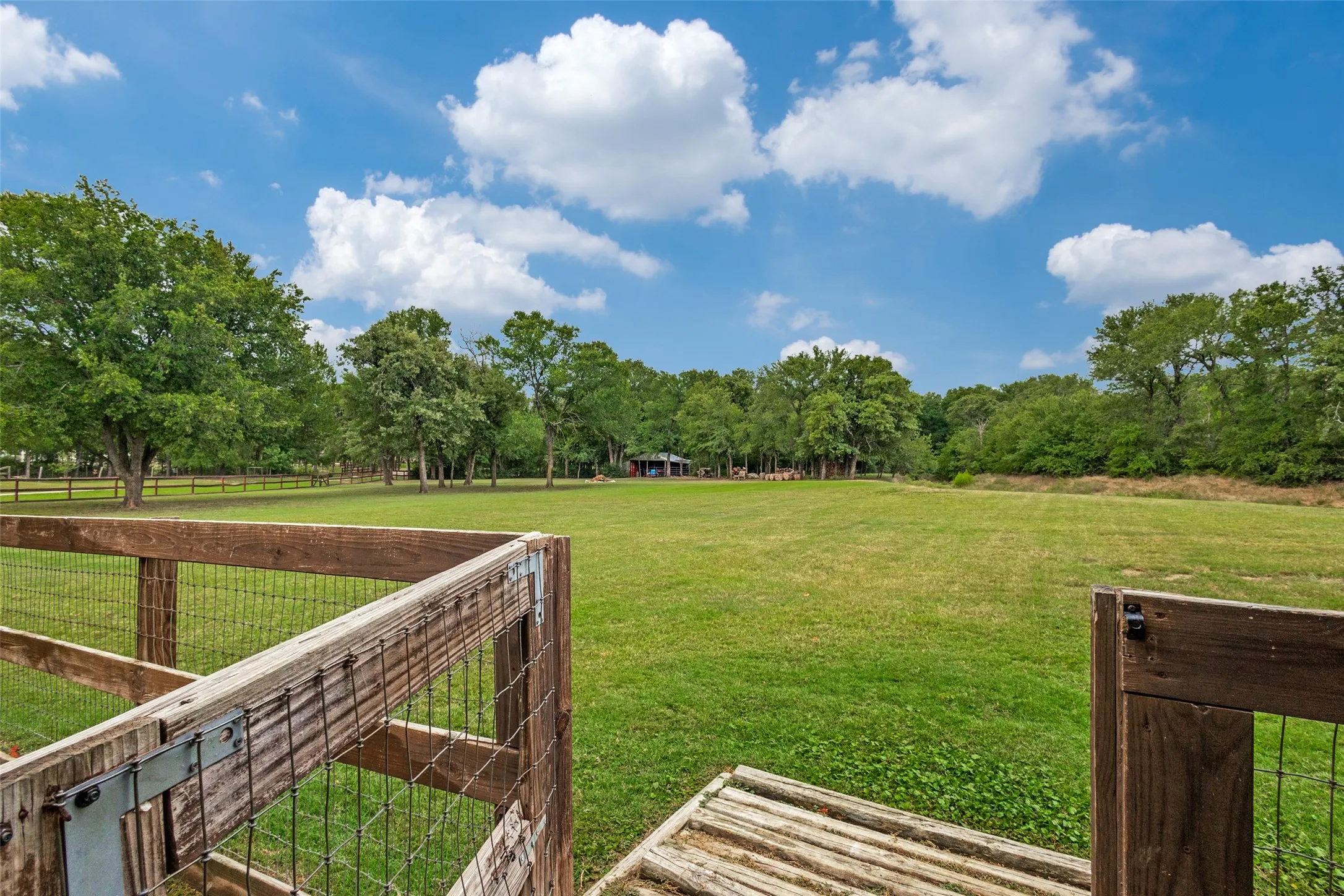 Single Family Residence For Sale in Denton County , 8140 Steeplechase Circle, Argyle, Texas 76226, 4 Bedroom, 5 Bathroom, 3 Garage spaces, 3,247 Sqft, built in 2002, mls#21341626, Real Estate Agent in Argyle, Homes For Sale in Denton county, Homes For Sale in Argyle, Realtor in Argyle Texas, Real Estate Brokerage Independent Realty Texas, Luminita Cordes Realtor