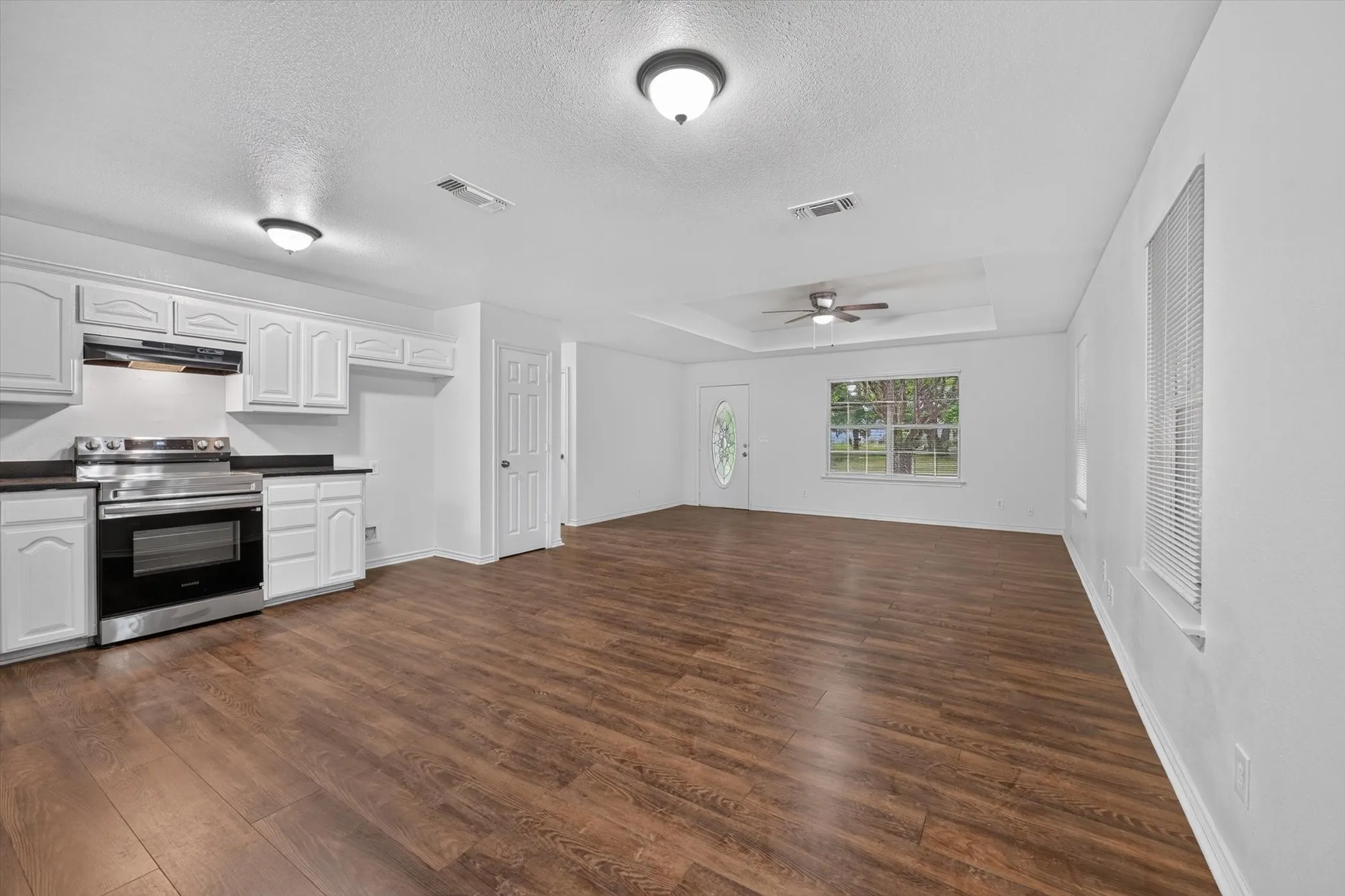 Single Family Residence For Sale in Fannin County , 1002 Pine Street, Bonham, Texas 75418, 3 Bedroom, 2 Bathroom, Garage spaces, 1,357 Sqft, built in 2002, mls#21341725, Real Estate Agent in Bonham, Homes For Sale in Fannin county, Homes For Sale in Bonham, Realtor in Bonham Texas, Real Estate Brokerage Independent Realty Texas, Luminita Cordes Realtor
