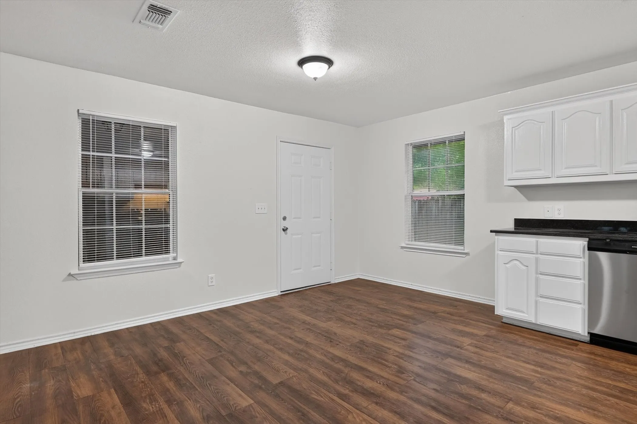 Single Family Residence For Sale in Fannin County , 1002 Pine Street, Bonham, Texas 75418, 3 Bedroom, 2 Bathroom, Garage spaces, 1,357 Sqft, built in 2002, mls#21341725, Real Estate Agent in Bonham, Homes For Sale in Fannin county, Homes For Sale in Bonham, Realtor in Bonham Texas, Real Estate Brokerage Independent Realty Texas, Luminita Cordes Realtor