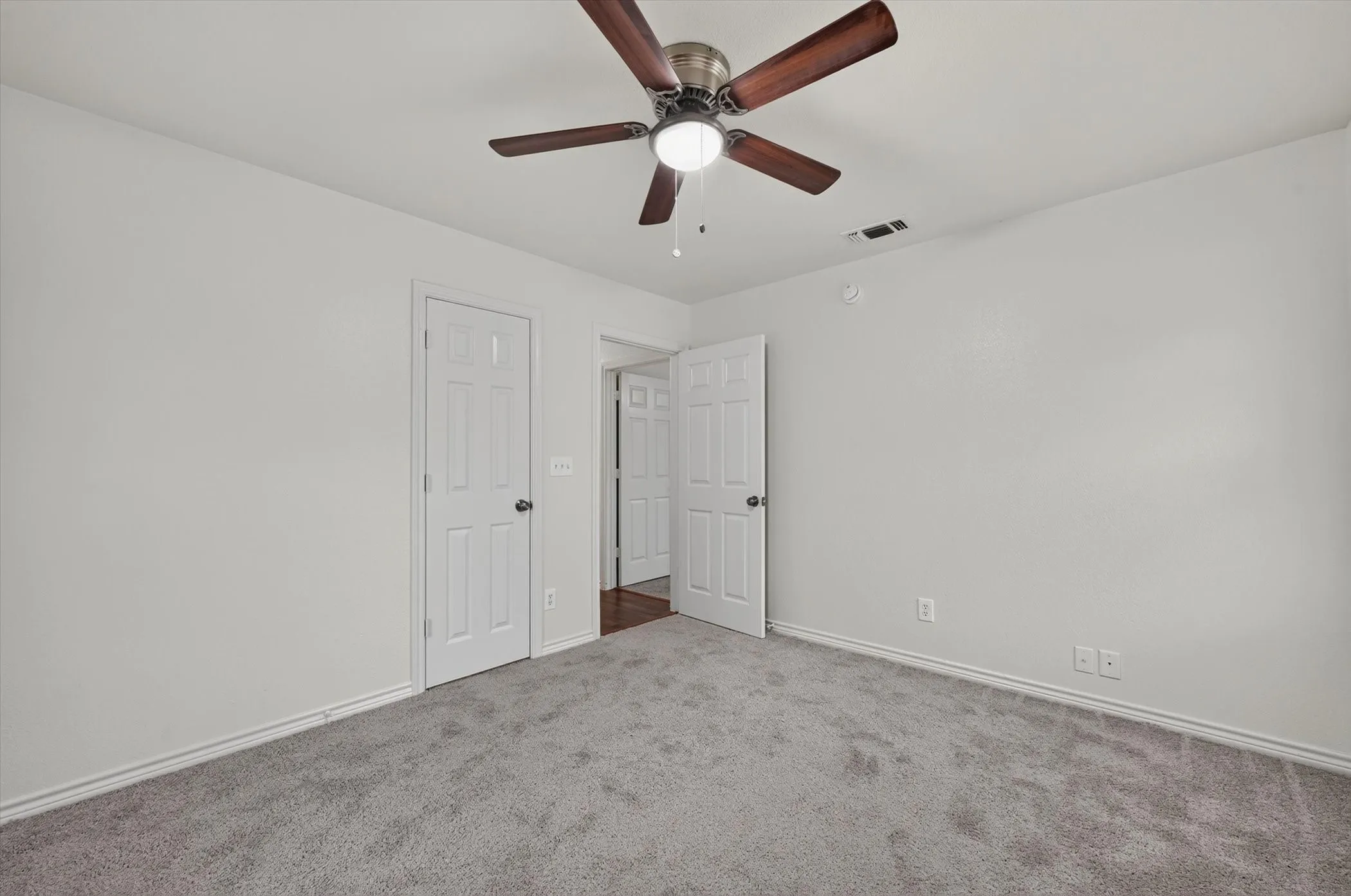 Single Family Residence For Sale in Fannin County , 1002 Pine Street, Bonham, Texas 75418, 3 Bedroom, 2 Bathroom, Garage spaces, 1,357 Sqft, built in 2002, mls#21341725, Real Estate Agent in Bonham, Homes For Sale in Fannin county, Homes For Sale in Bonham, Realtor in Bonham Texas, Real Estate Brokerage Independent Realty Texas, Luminita Cordes Realtor