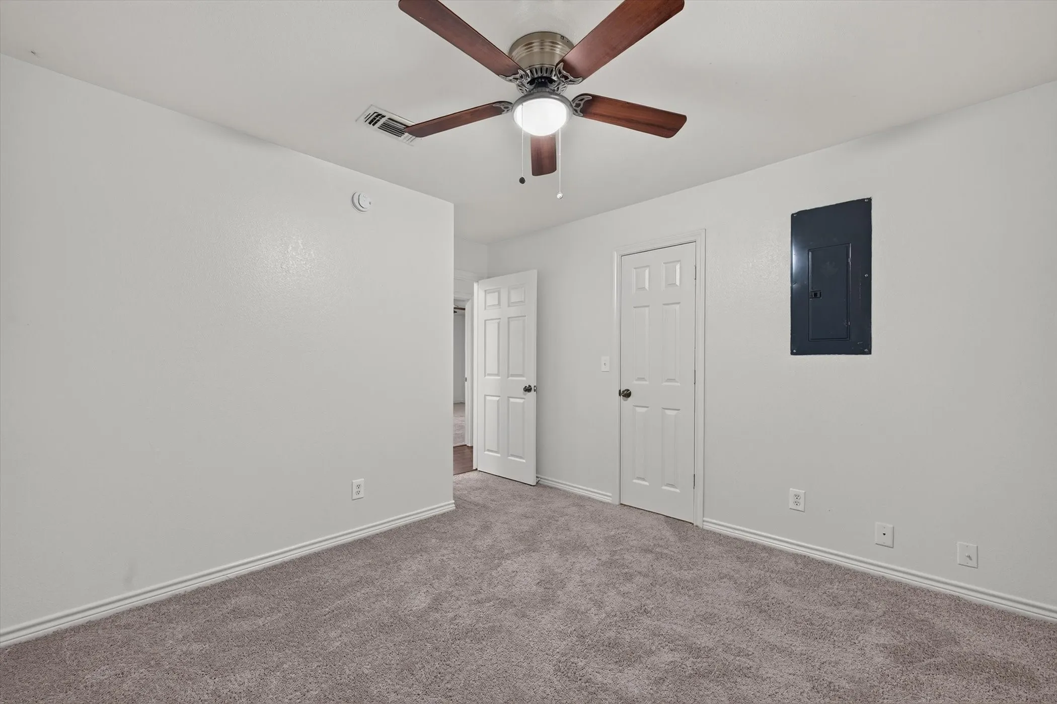 Single Family Residence For Sale in Fannin County , 1002 Pine Street, Bonham, Texas 75418, 3 Bedroom, 2 Bathroom, Garage spaces, 1,357 Sqft, built in 2002, mls#21341725, Real Estate Agent in Bonham, Homes For Sale in Fannin county, Homes For Sale in Bonham, Realtor in Bonham Texas, Real Estate Brokerage Independent Realty Texas, Luminita Cordes Realtor