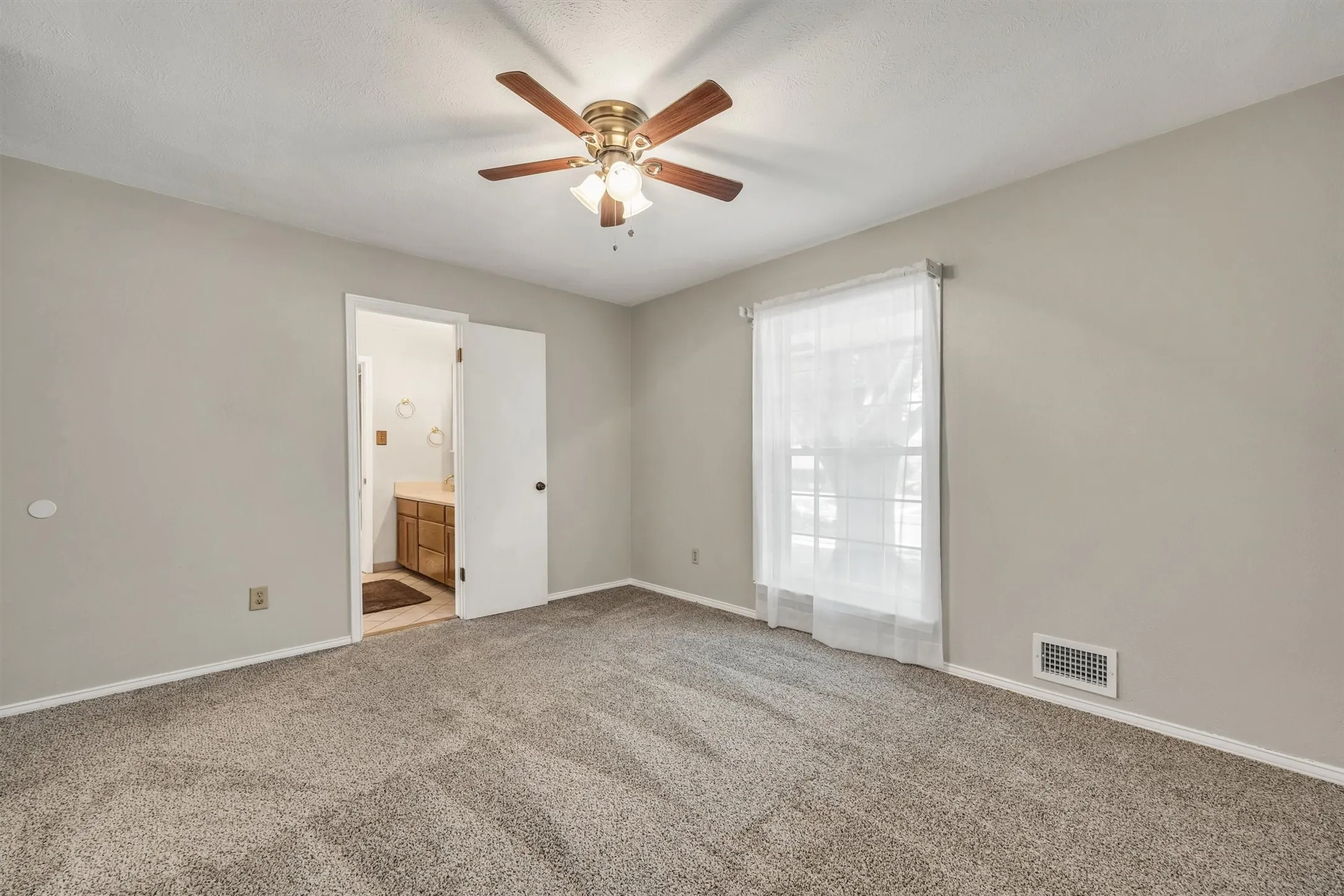Single Family Residence For Sale in Dallas County , 7959 Greenhollow Lane, Dallas, Texas 75240, 4 Bedroom, 3 Bathroom, 2 Garage spaces, 2,241 Sqft, built in 1969, mls#21341393, Real Estate Agent in Dallas, Homes For Sale in Dallas county, Homes For Sale in Dallas, Realtor in Dallas Texas, Real Estate Brokerage Independent Realty Texas, Luminita Cordes Realtor