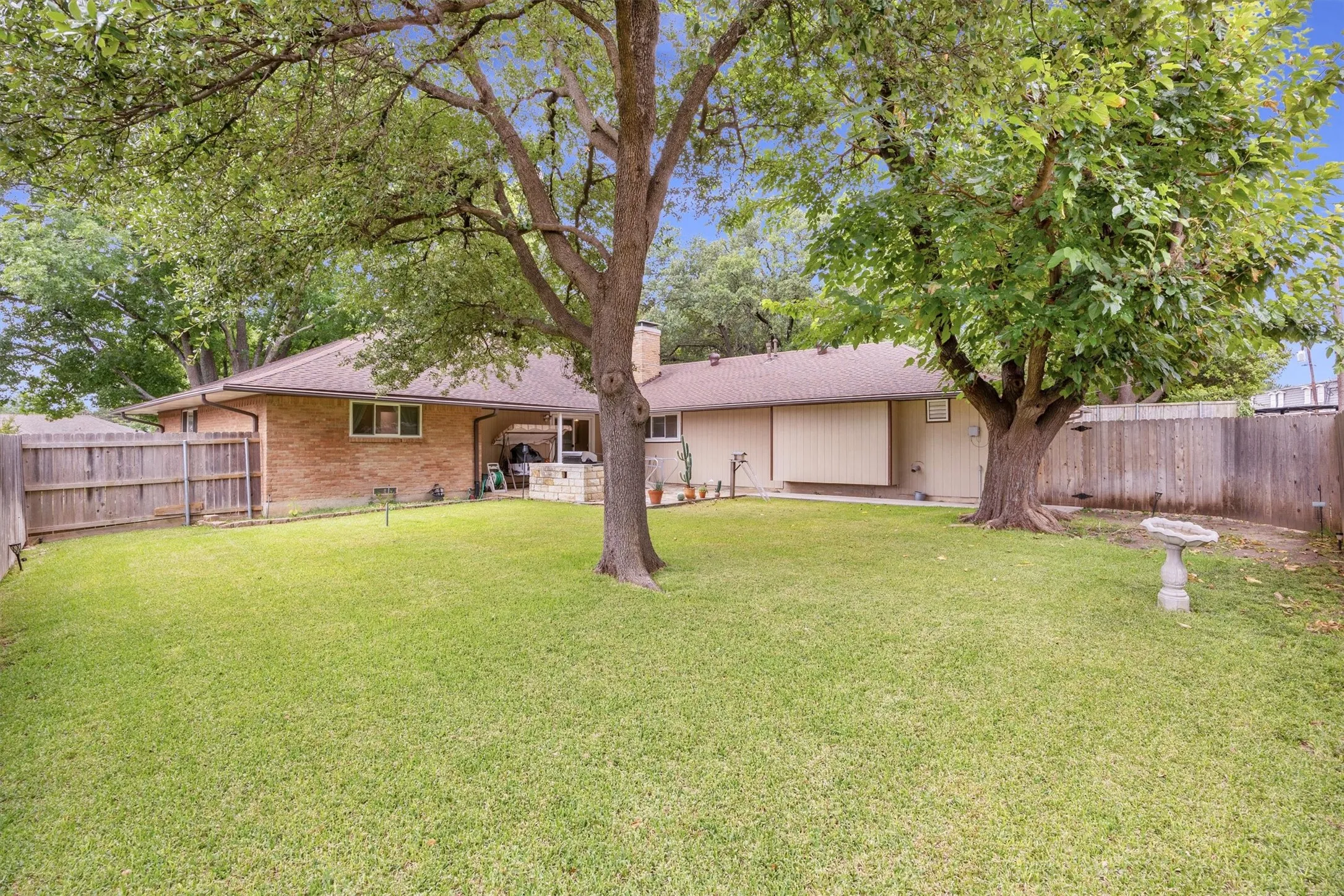 Single Family Residence For Sale in Dallas County , 7959 Greenhollow Lane, Dallas, Texas 75240, 4 Bedroom, 3 Bathroom, 2 Garage spaces, 2,241 Sqft, built in 1969, mls#21341393, Real Estate Agent in Dallas, Homes For Sale in Dallas county, Homes For Sale in Dallas, Realtor in Dallas Texas, Real Estate Brokerage Independent Realty Texas, Luminita Cordes Realtor