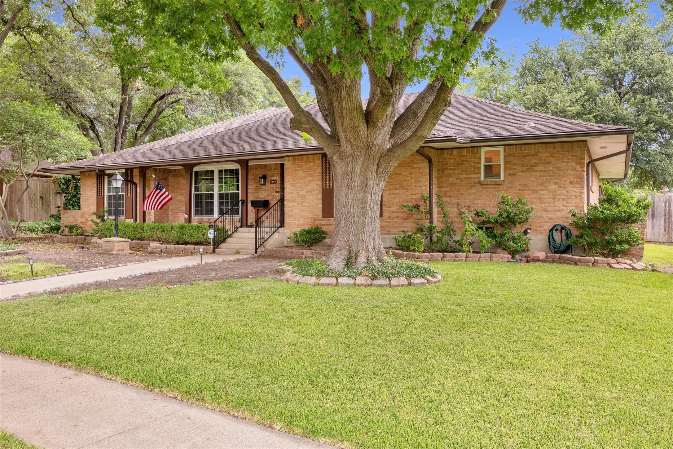 Single Family Residence For Sale in Dallas County , 7959 Greenhollow Lane, Dallas, Texas 75240, 4 Bedroom, 3 Bathroom, 2 Garage spaces, 2,241 Sqft, built in 1969, mls#21341393, Real Estate Agent in Dallas, Homes For Sale in Dallas county, Homes For Sale in Dallas, Realtor in Dallas Texas, Real Estate Brokerage Independent Realty Texas, Luminita Cordes Realtor