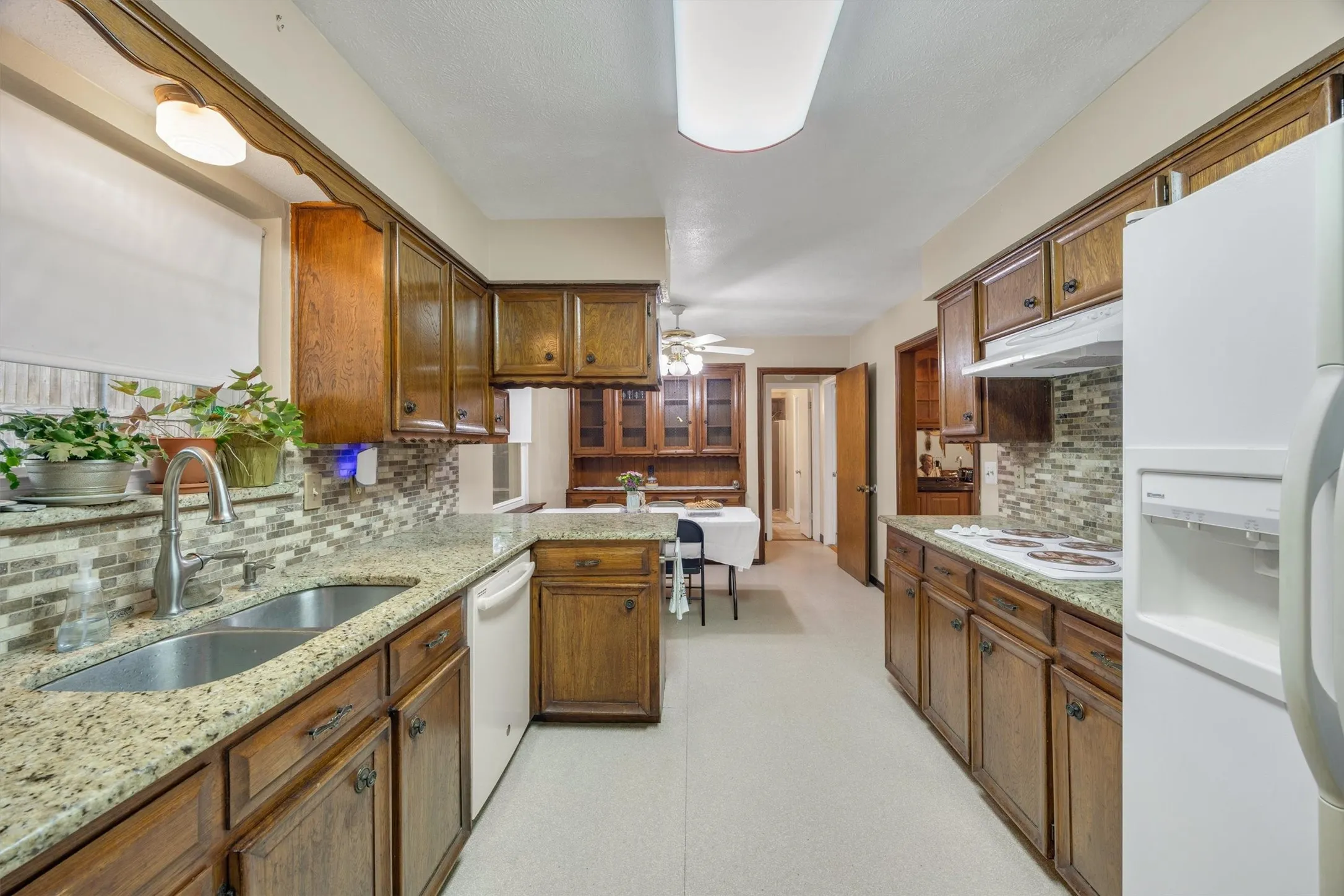Single Family Residence For Sale in Dallas County , 7959 Greenhollow Lane, Dallas, Texas 75240, 4 Bedroom, 3 Bathroom, 2 Garage spaces, 2,241 Sqft, built in 1969, mls#21341393, Real Estate Agent in Dallas, Homes For Sale in Dallas county, Homes For Sale in Dallas, Realtor in Dallas Texas, Real Estate Brokerage Independent Realty Texas, Luminita Cordes Realtor