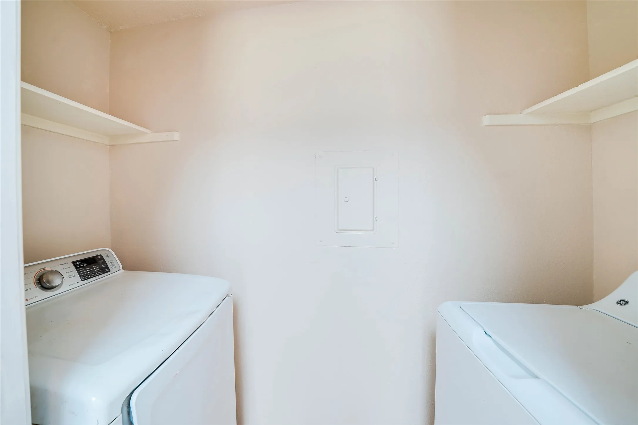 Condominium For Rent in Dallas County , 3550 Country Square Drive 409, Carrollton, Texas 75006, 2 Bedroom, 1 Bathroom, Garage spaces, 872 Sqft, built in 1982, mls#21340575, Real Estate Agent in Carrollton, Homes For Rent in Dallas county, Homes For Rent in Carrollton, Realtor in Carrollton Texas, Real Estate Brokerage Independent Realty Texas, Luminita Cordes Realtor