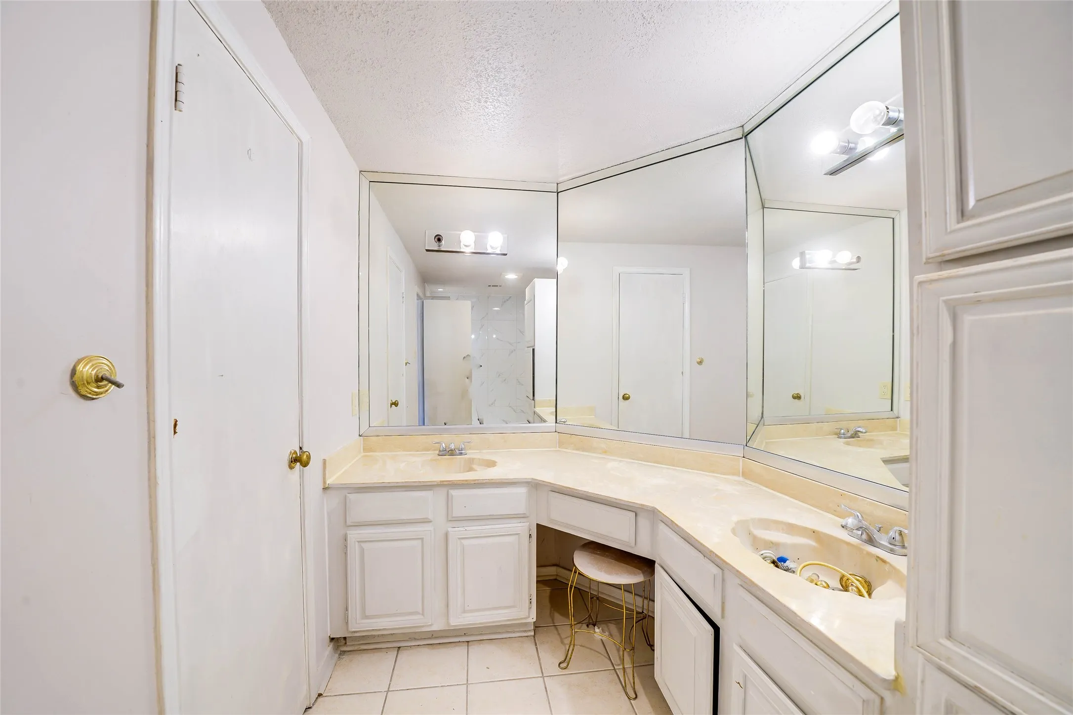 Condominium For Rent in Dallas County , 3550 Country Square Drive 409, Carrollton, Texas 75006, 2 Bedroom, 1 Bathroom, Garage spaces, 872 Sqft, built in 1982, mls#21340575, Real Estate Agent in Carrollton, Homes For Rent in Dallas county, Homes For Rent in Carrollton, Realtor in Carrollton Texas, Real Estate Brokerage Independent Realty Texas, Luminita Cordes Realtor