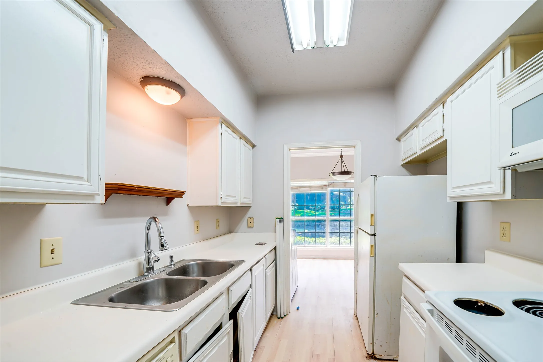 Condominium For Rent in Dallas County , 3550 Country Square Drive 409, Carrollton, Texas 75006, 2 Bedroom, 1 Bathroom, Garage spaces, 872 Sqft, built in 1982, mls#21340575, Real Estate Agent in Carrollton, Homes For Rent in Dallas county, Homes For Rent in Carrollton, Realtor in Carrollton Texas, Real Estate Brokerage Independent Realty Texas, Luminita Cordes Realtor