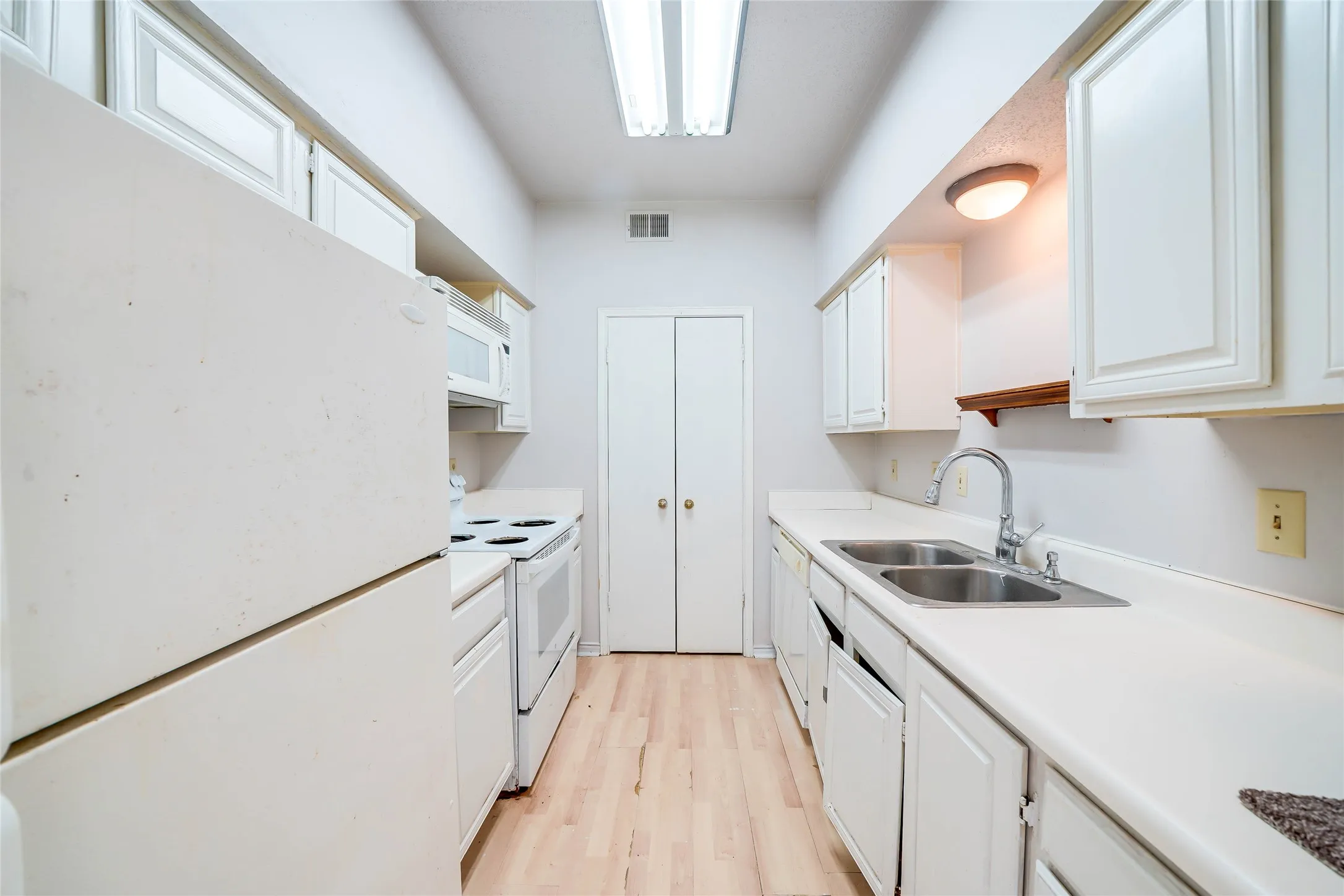 Condominium For Rent in Dallas County , 3550 Country Square Drive 409, Carrollton, Texas 75006, 2 Bedroom, 1 Bathroom, Garage spaces, 872 Sqft, built in 1982, mls#21340575, Real Estate Agent in Carrollton, Homes For Rent in Dallas county, Homes For Rent in Carrollton, Realtor in Carrollton Texas, Real Estate Brokerage Independent Realty Texas, Luminita Cordes Realtor