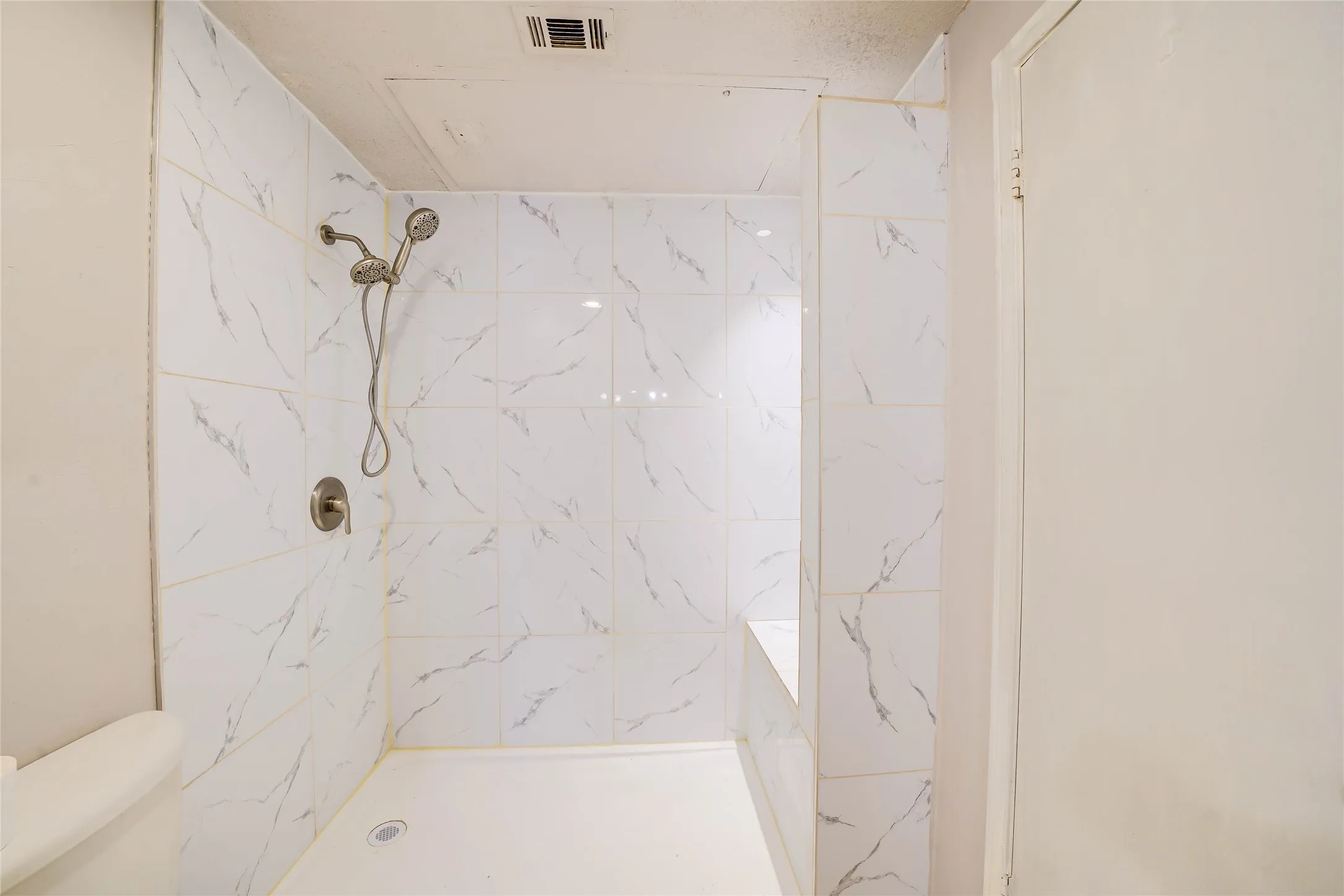 Condominium For Rent in Dallas County , 3550 Country Square Drive 409, Carrollton, Texas 75006, 2 Bedroom, 1 Bathroom, Garage spaces, 872 Sqft, built in 1982, mls#21340575, Real Estate Agent in Carrollton, Homes For Rent in Dallas county, Homes For Rent in Carrollton, Realtor in Carrollton Texas, Real Estate Brokerage Independent Realty Texas, Luminita Cordes Realtor