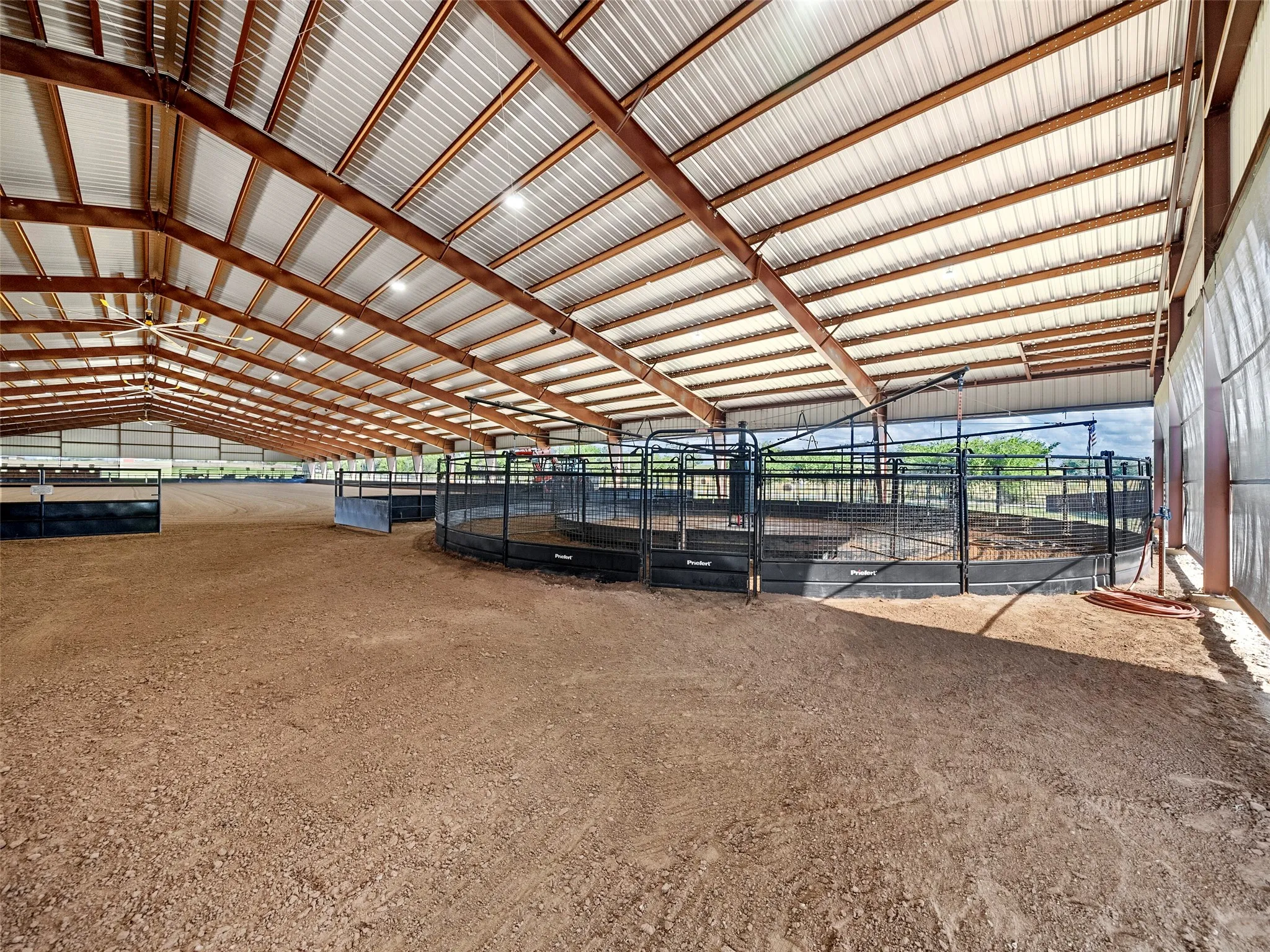 6 HORSE EUROCISER...Located Inside Covered Arena