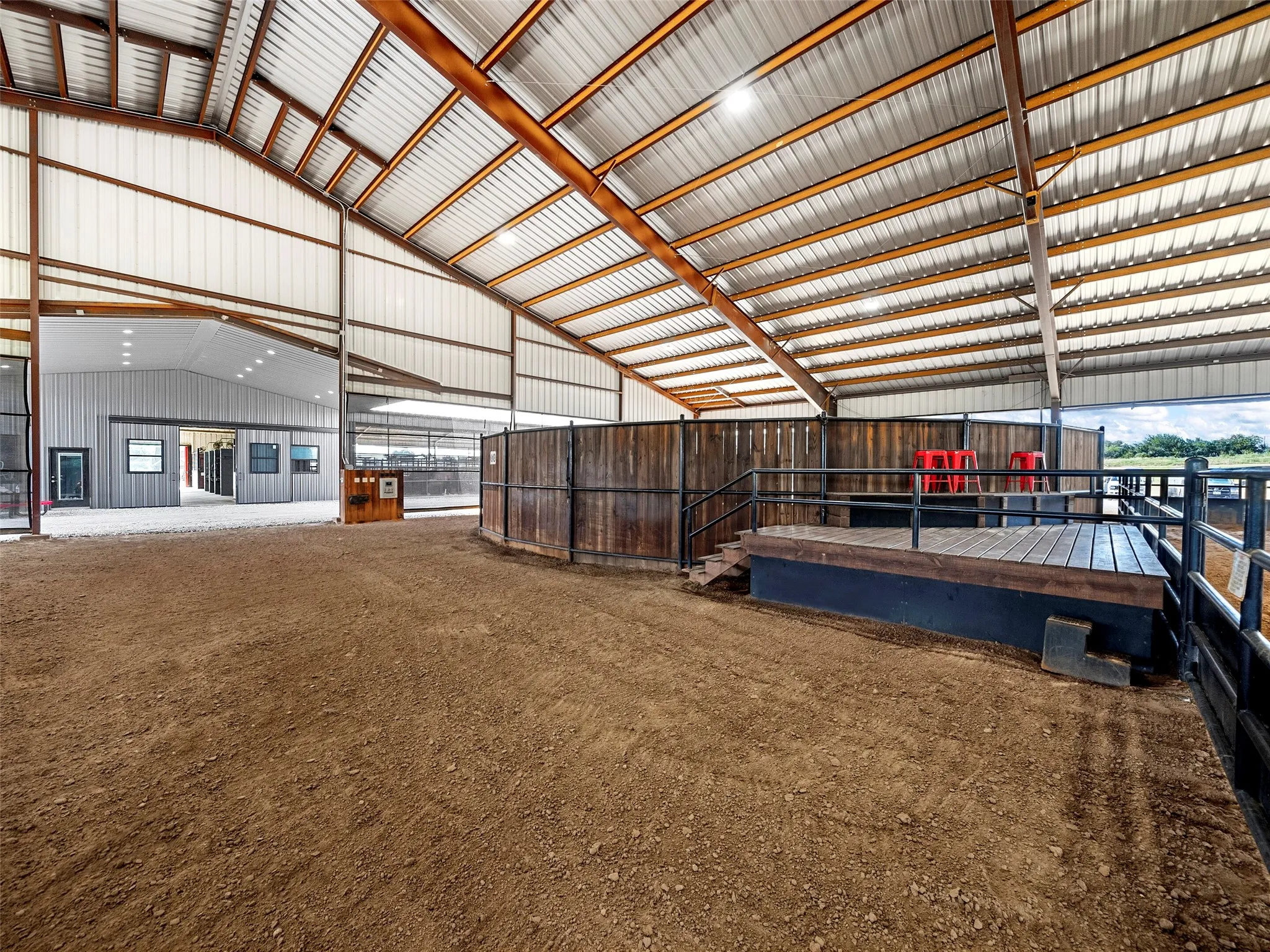 60 FT ROUND PEN...Located In Covered Arena