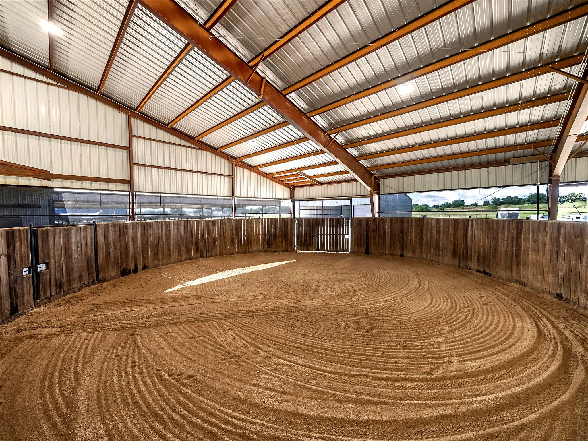 ROUND PEN INTERIOR