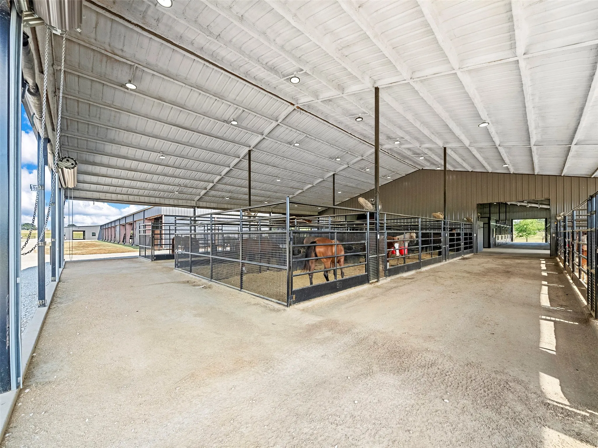 20 STALL MARE MOTEL...Extra View, Under Same Roof As Main Show Barn