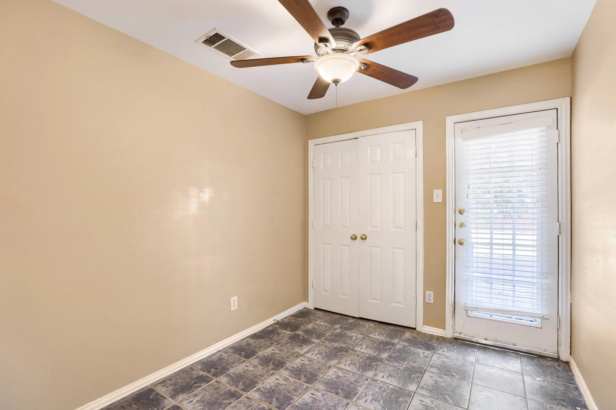 Single Family Residence For Rent in Collin County , 2202 Brookview Drive, Mc Kinney, Texas 75072, 4 Bedroom, 2 Bathroom, Garage spaces, 1,063 Sqft, built in 1994, mls#21336845, Real Estate Agent in Mc Kinney, Homes For Rent in Collin county, Homes For Rent in Mc Kinney, Realtor in Mc Kinney Texas, Real Estate Brokerage Independent Realty Texas, Luminita Cordes Realtor